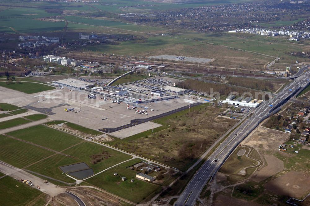 Schönefeld from the bird's eye view: Blick auf den Bereich der Stadtautobahn / Zubringer A113n als südöstliches Tor zur Hauptstadt kurz vor der Verkehrsfreigabe. Unter Berücksichtigung des Flughafens Berlin Brandenburg International wurde eine Verkehrskonzeption für den Ausbau des Straßennetzes im Raum Berlin-Schönefeld erarbeitet, die zwei Stufen umfasste. Die erste Stufe sah den vierstreifigen Ausbau der Bundesstraßen B 96a und B 179 mit der Anbindung des Flughafens über zwei Knotenpunkte vor. Inhalt der zweiten Stufe war der Anschluß der Bundesautobahn A 113 neu an die B 96a und B 179. SCHÜßLER Plan Ingenieurgesellschaft, BATEG, EUROVIA, BERGER