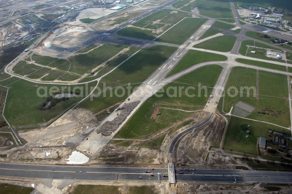 Aerial image Schönefeld - Blick auf den Bereich der Stadtautobahn / Zubringer A113n als südöstliches Tor zur Hauptstadt kurz vor der Verkehrsfreigabe. Unter Berücksichtigung des Flughafens Berlin Brandenburg International wurde eine Verkehrskonzeption für den Ausbau des Straßennetzes im Raum Berlin-Schönefeld erarbeitet, die zwei Stufen umfasste. Die erste Stufe sah den vierstreifigen Ausbau der Bundesstraßen B 96a und B 179 mit der Anbindung des Flughafens über zwei Knotenpunkte vor. Inhalt der zweiten Stufe war der Anschluß der Bundesautobahn A 113 neu an die B 96a und B 179. SCHÜßLER Plan Ingenieurgesellschaft, BATEG, EUROVIA, BERGER