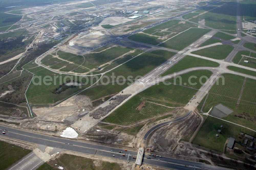 Aerial photograph Schönefeld - Blick auf den Bereich der Stadtautobahn / Zubringer A113n als südöstliches Tor zur Hauptstadt kurz vor der Verkehrsfreigabe. Unter Berücksichtigung des Flughafens Berlin Brandenburg International wurde eine Verkehrskonzeption für den Ausbau des Straßennetzes im Raum Berlin-Schönefeld erarbeitet, die zwei Stufen umfasste. Die erste Stufe sah den vierstreifigen Ausbau der Bundesstraßen B 96a und B 179 mit der Anbindung des Flughafens über zwei Knotenpunkte vor. Inhalt der zweiten Stufe war der Anschluß der Bundesautobahn A 113 neu an die B 96a und B 179. SCHÜßLER Plan Ingenieurgesellschaft, BATEG, EUROVIA, BERGER