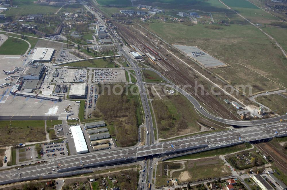 Schönefeld from above - Blick auf den Bereich der Stadtautobahn / Zubringer A113n als südöstliches Tor zur Hauptstadt kurz vor der Verkehrsfreigabe. Unter Berücksichtigung des Flughafens Berlin Brandenburg International wurde eine Verkehrskonzeption für den Ausbau des Straßennetzes im Raum Berlin-Schönefeld erarbeitet, die zwei Stufen umfasste. Die erste Stufe sah den vierstreifigen Ausbau der Bundesstraßen B 96a und B 179 mit der Anbindung des Flughafens über zwei Knotenpunkte vor. Inhalt der zweiten Stufe war der Anschluß der Bundesautobahn A 113 neu an die B 96a und B 179. SCHÜßLER Plan Ingenieurgesellschaft, BATEG, EUROVIA, BERGER