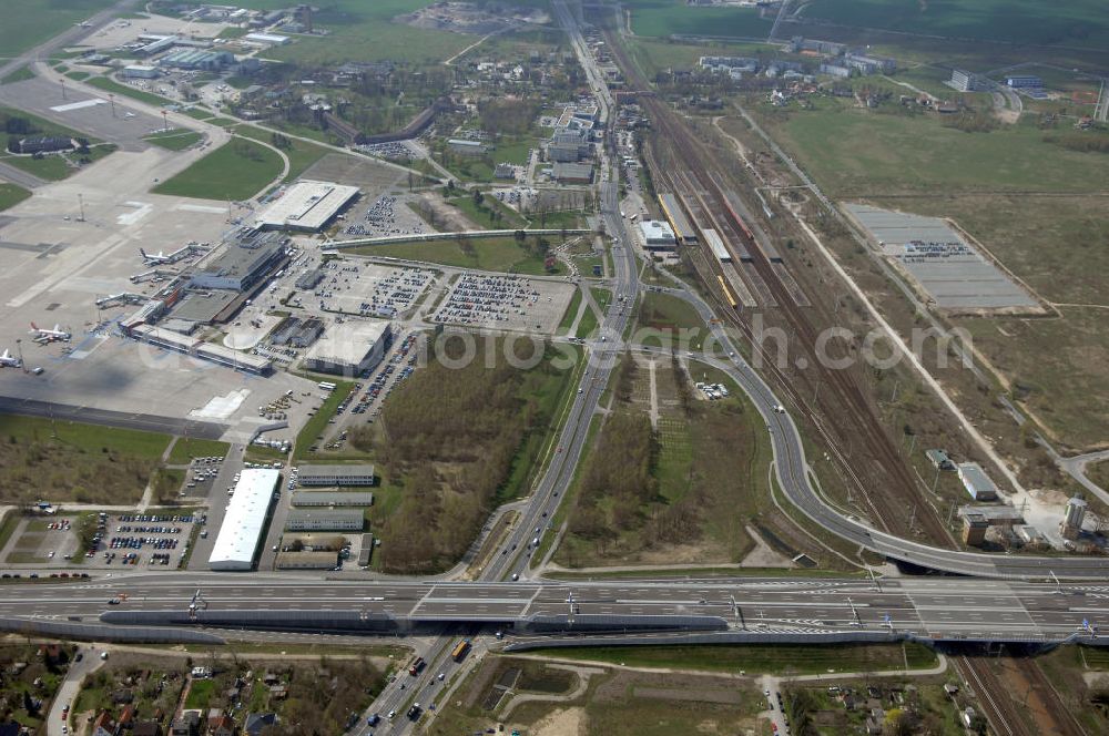 Schönefeld from the bird's eye view: Blick auf den Bereich der Stadtautobahn / Zubringer A113n als südöstliches Tor zur Hauptstadt kurz vor der Verkehrsfreigabe. Unter Berücksichtigung des Flughafens Berlin Brandenburg International wurde eine Verkehrskonzeption für den Ausbau des Straßennetzes im Raum Berlin-Schönefeld erarbeitet, die zwei Stufen umfasste. Die erste Stufe sah den vierstreifigen Ausbau der Bundesstraßen B 96a und B 179 mit der Anbindung des Flughafens über zwei Knotenpunkte vor. Inhalt der zweiten Stufe war der Anschluß der Bundesautobahn A 113 neu an die B 96a und B 179. SCHÜßLER Plan Ingenieurgesellschaft, BATEG, EUROVIA, BERGER