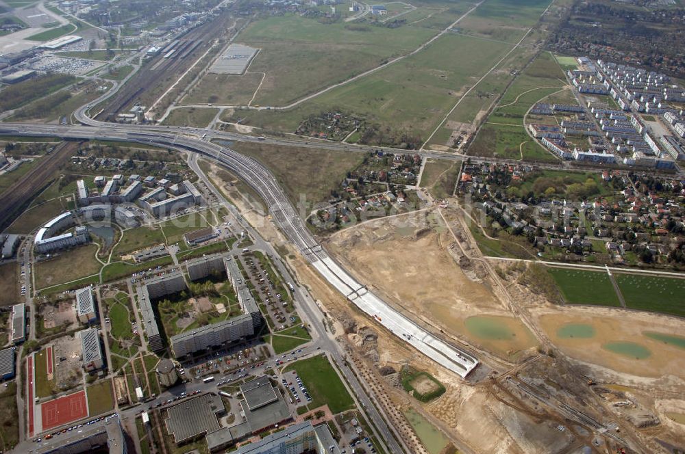 Schönefeld from above - Blick auf den Bereich der Stadtautobahn / Zubringer A113n als südöstliches Tor zur Hauptstadt kurz vor der Verkehrsfreigabe. Unter Berücksichtigung des Flughafens Berlin Brandenburg International wurde eine Verkehrskonzeption für den Ausbau des Straßennetzes im Raum Berlin-Schönefeld erarbeitet, die zwei Stufen umfasste. Die erste Stufe sah den vierstreifigen Ausbau der Bundesstraßen B 96a und B 179 mit der Anbindung des Flughafens über zwei Knotenpunkte vor. Inhalt der zweiten Stufe war der Anschluß der Bundesautobahn A 113 neu an die B 96a und B 179. SCHÜßLER Plan Ingenieurgesellschaft, BATEG, EUROVIA, BERGER