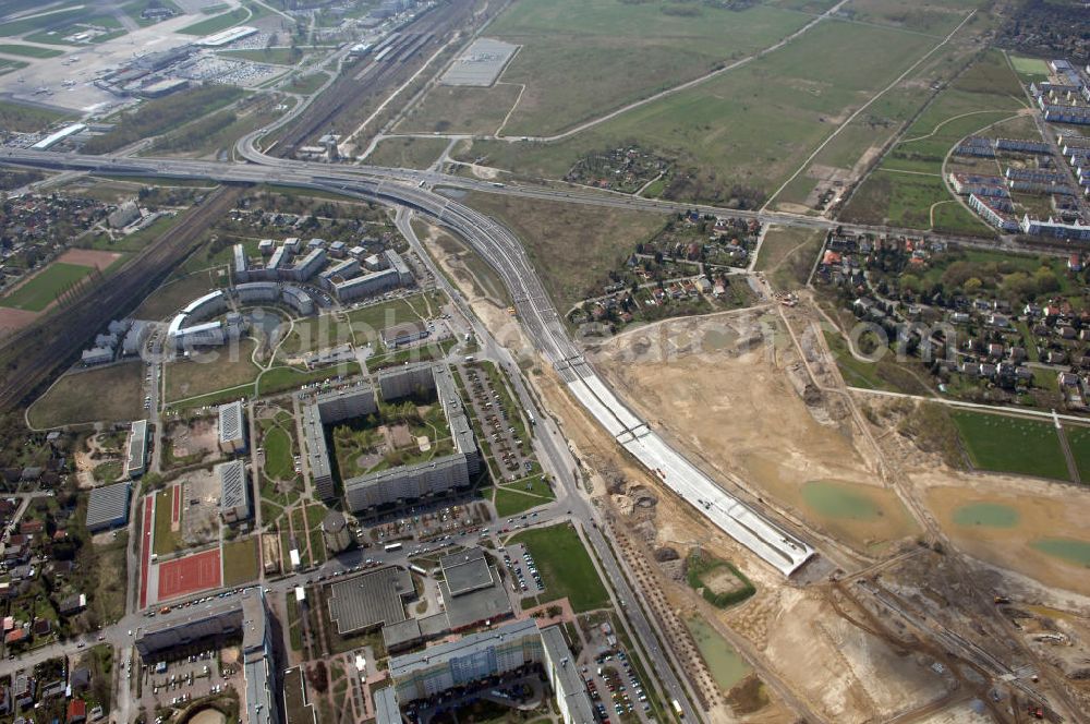 Schönefeld from the bird's eye view: Blick auf den Bereich der Stadtautobahn / Zubringer A113n als südöstliches Tor zur Hauptstadt kurz vor der Verkehrsfreigabe. Unter Berücksichtigung des Flughafens Berlin Brandenburg International wurde eine Verkehrskonzeption für den Ausbau des Straßennetzes im Raum Berlin-Schönefeld erarbeitet, die zwei Stufen umfasste. Die erste Stufe sah den vierstreifigen Ausbau der Bundesstraßen B 96a und B 179 mit der Anbindung des Flughafens über zwei Knotenpunkte vor. Inhalt der zweiten Stufe war der Anschluß der Bundesautobahn A 113 neu an die B 96a und B 179. SCHÜßLER Plan Ingenieurgesellschaft, BATEG, EUROVIA, BERGER