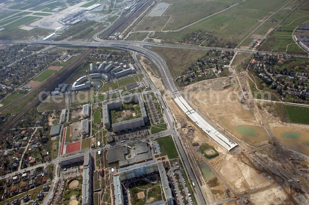 Aerial image Schönefeld - Blick auf den Bereich der Stadtautobahn / Zubringer A113n als südöstliches Tor zur Hauptstadt kurz vor der Verkehrsfreigabe. Unter Berücksichtigung des Flughafens Berlin Brandenburg International wurde eine Verkehrskonzeption für den Ausbau des Straßennetzes im Raum Berlin-Schönefeld erarbeitet, die zwei Stufen umfasste. Die erste Stufe sah den vierstreifigen Ausbau der Bundesstraßen B 96a und B 179 mit der Anbindung des Flughafens über zwei Knotenpunkte vor. Inhalt der zweiten Stufe war der Anschluß der Bundesautobahn A 113 neu an die B 96a und B 179. SCHÜßLER Plan Ingenieurgesellschaft, BATEG, EUROVIA, BERGER