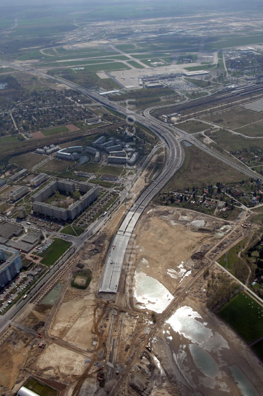 Aerial photograph Schönefeld - Blick auf den Bereich der Stadtautobahn / Zubringer A113n als südöstliches Tor zur Hauptstadt kurz vor der Verkehrsfreigabe. Unter Berücksichtigung des Flughafens Berlin Brandenburg International wurde eine Verkehrskonzeption für den Ausbau des Straßennetzes im Raum Berlin-Schönefeld erarbeitet, die zwei Stufen umfasste. Die erste Stufe sah den vierstreifigen Ausbau der Bundesstraßen B 96a und B 179 mit der Anbindung des Flughafens über zwei Knotenpunkte vor. Inhalt der zweiten Stufe war der Anschluß der Bundesautobahn A 113 neu an die B 96a und B 179. SCHÜßLER Plan Ingenieurgesellschaft, BATEG, EUROVIA, BERGER