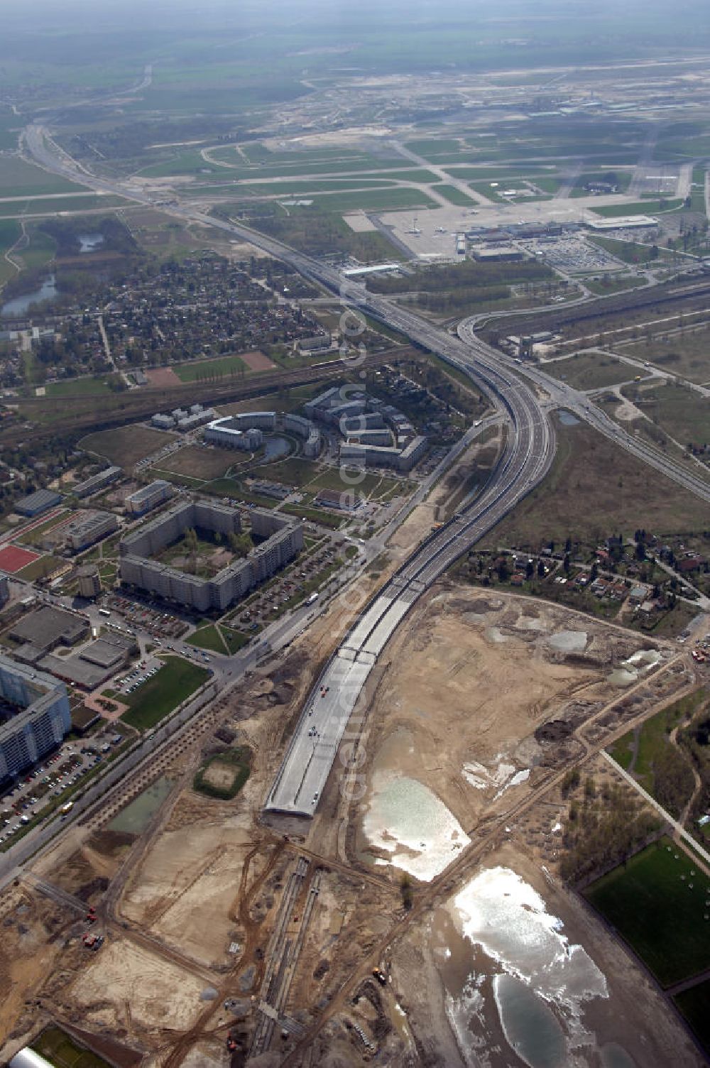 Schönefeld from above - Blick auf den Bereich der Stadtautobahn / Zubringer A113n als südöstliches Tor zur Hauptstadt kurz vor der Verkehrsfreigabe. Unter Berücksichtigung des Flughafens Berlin Brandenburg International wurde eine Verkehrskonzeption für den Ausbau des Straßennetzes im Raum Berlin-Schönefeld erarbeitet, die zwei Stufen umfasste. Die erste Stufe sah den vierstreifigen Ausbau der Bundesstraßen B 96a und B 179 mit der Anbindung des Flughafens über zwei Knotenpunkte vor. Inhalt der zweiten Stufe war der Anschluß der Bundesautobahn A 113 neu an die B 96a und B 179. SCHÜßLER Plan Ingenieurgesellschaft, BATEG, EUROVIA, BERGER