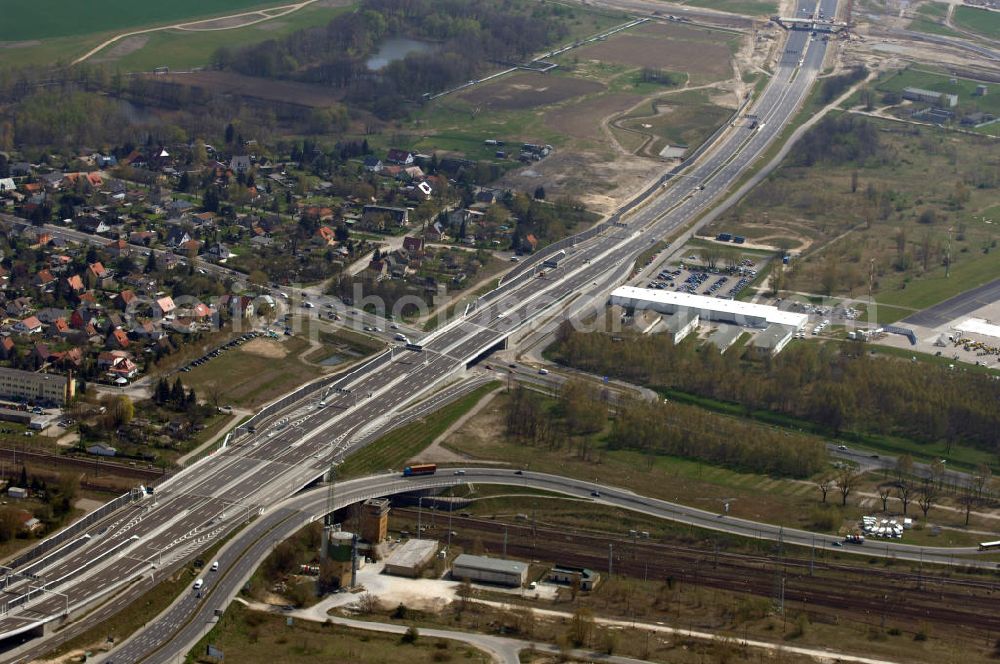 Aerial image Schönefeld - Blick auf den Bereich der Stadtautobahn / Zubringer A113n als südöstliches Tor zur Hauptstadt kurz vor der Verkehrsfreigabe. Unter Berücksichtigung des Flughafens Berlin Brandenburg International wurde eine Verkehrskonzeption für den Ausbau des Straßennetzes im Raum Berlin-Schönefeld erarbeitet, die zwei Stufen umfasste. Die erste Stufe sah den vierstreifigen Ausbau der Bundesstraßen B 96a und B 179 mit der Anbindung des Flughafens über zwei Knotenpunkte vor. Inhalt der zweiten Stufe war der Anschluß der Bundesautobahn A 113 neu an die B 96a und B 179. SCHÜßLER Plan Ingenieurgesellschaft, BATEG, EUROVIA, BERGER