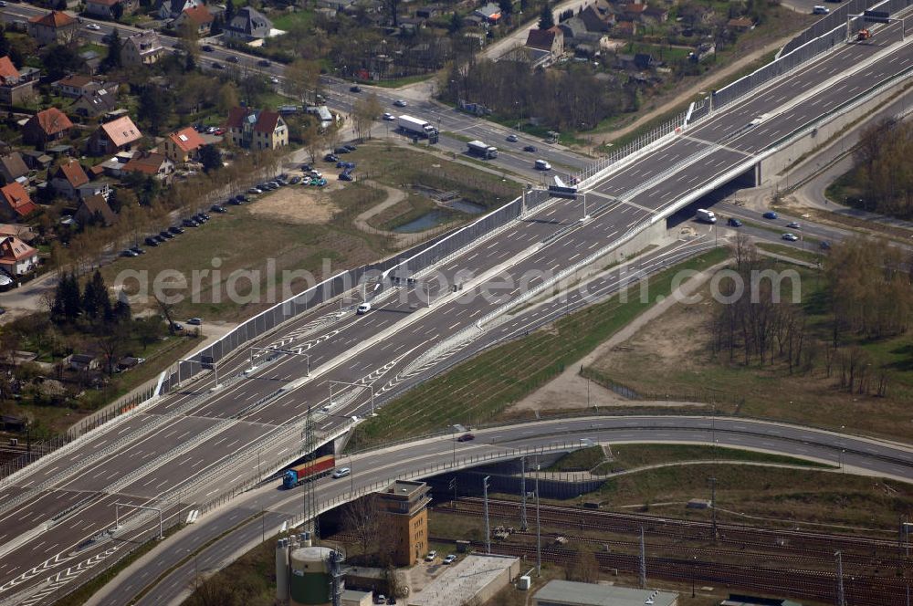 Aerial photograph Schönefeld - Blick auf den Bereich der Stadtautobahn / Zubringer A113n als südöstliches Tor zur Hauptstadt kurz vor der Verkehrsfreigabe. Unter Berücksichtigung des Flughafens Berlin Brandenburg International wurde eine Verkehrskonzeption für den Ausbau des Straßennetzes im Raum Berlin-Schönefeld erarbeitet, die zwei Stufen umfasste. Die erste Stufe sah den vierstreifigen Ausbau der Bundesstraßen B 96a und B 179 mit der Anbindung des Flughafens über zwei Knotenpunkte vor. Inhalt der zweiten Stufe war der Anschluß der Bundesautobahn A 113 neu an die B 96a und B 179. SCHÜßLER Plan Ingenieurgesellschaft, BATEG, EUROVIA, BERGER