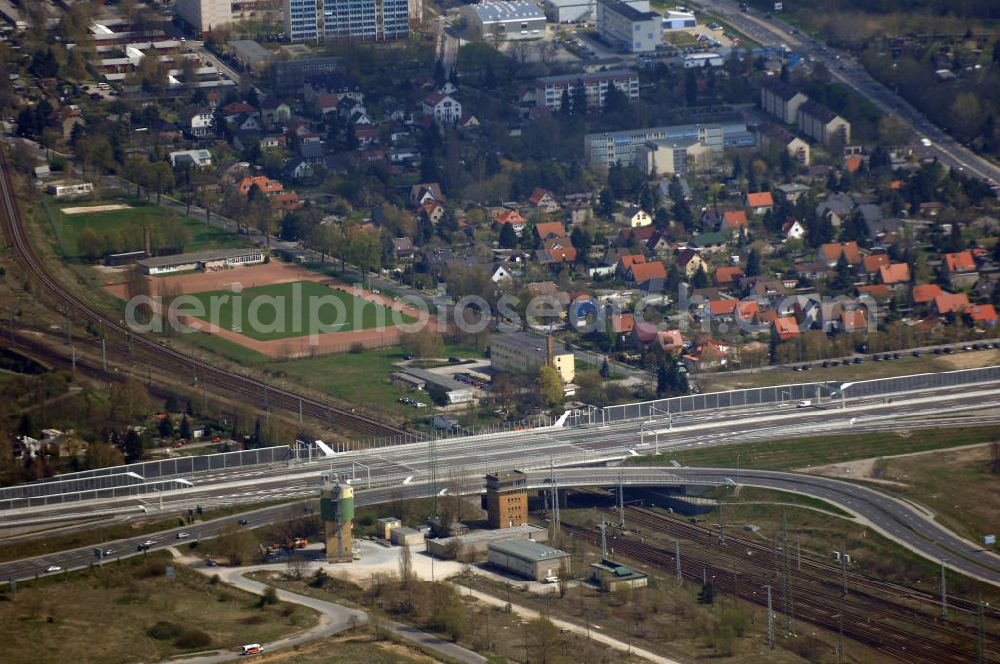 Schönefeld from above - Blick auf den Bereich der Stadtautobahn / Zubringer A113n als südöstliches Tor zur Hauptstadt kurz vor der Verkehrsfreigabe. Unter Berücksichtigung des Flughafens Berlin Brandenburg International wurde eine Verkehrskonzeption für den Ausbau des Straßennetzes im Raum Berlin-Schönefeld erarbeitet, die zwei Stufen umfasste. Die erste Stufe sah den vierstreifigen Ausbau der Bundesstraßen B 96a und B 179 mit der Anbindung des Flughafens über zwei Knotenpunkte vor. Inhalt der zweiten Stufe war der Anschluß der Bundesautobahn A 113 neu an die B 96a und B 179. SCHÜßLER Plan Ingenieurgesellschaft, BATEG, EUROVIA, BERGER