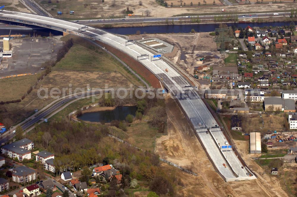 Aerial photograph Schönefeld - Blick auf den Bereich der Stadtautobahn / Zubringer A113n als südöstliches Tor zur Hauptstadt kurz vor der Verkehrsfreigabe. Unter Berücksichtigung des Flughafens Berlin Brandenburg International wurde eine Verkehrskonzeption für den Ausbau des Straßennetzes im Raum Berlin-Schönefeld erarbeitet, die zwei Stufen umfasste. Die erste Stufe sah den vierstreifigen Ausbau der Bundesstraßen B 96a und B 179 mit der Anbindung des Flughafens über zwei Knotenpunkte vor. Inhalt der zweiten Stufe war der Anschluß der Bundesautobahn A 113 neu an die B 96a und B 179. SCHÜßLER Plan Ingenieurgesellschaft, BATEG, EUROVIA, BERGER