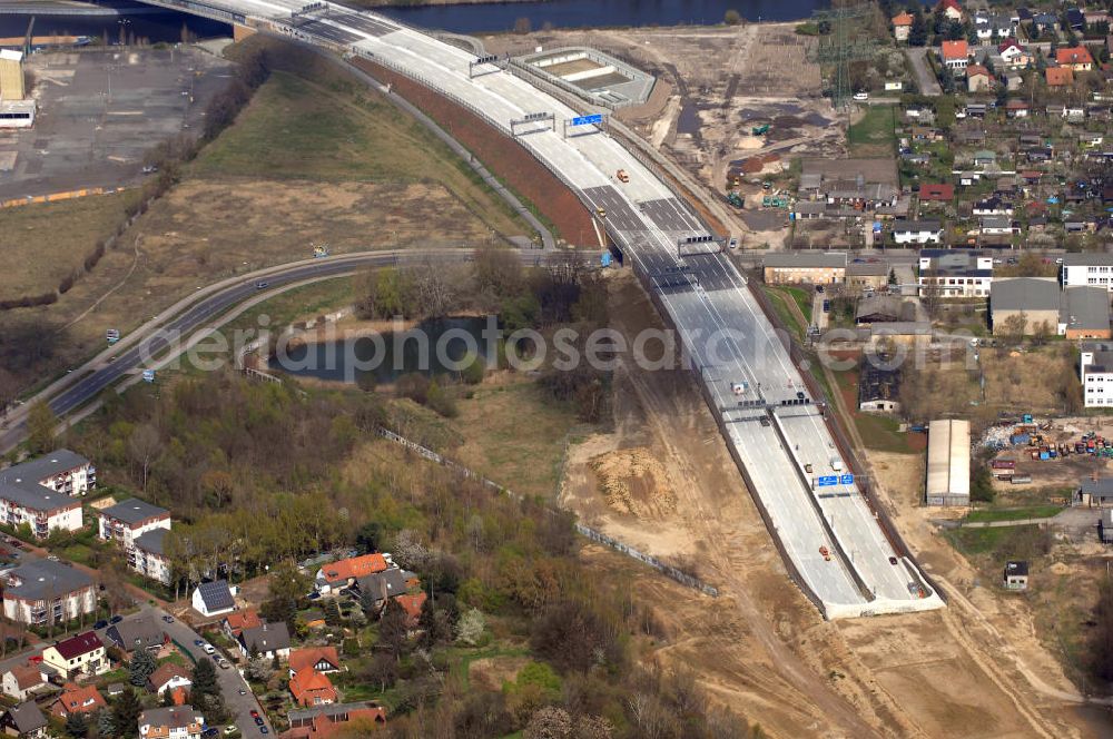 Schönefeld from above - Blick auf den Bereich der Stadtautobahn / Zubringer A113n als südöstliches Tor zur Hauptstadt kurz vor der Verkehrsfreigabe. Unter Berücksichtigung des Flughafens Berlin Brandenburg International wurde eine Verkehrskonzeption für den Ausbau des Straßennetzes im Raum Berlin-Schönefeld erarbeitet, die zwei Stufen umfasste. Die erste Stufe sah den vierstreifigen Ausbau der Bundesstraßen B 96a und B 179 mit der Anbindung des Flughafens über zwei Knotenpunkte vor. Inhalt der zweiten Stufe war der Anschluß der Bundesautobahn A 113 neu an die B 96a und B 179. SCHÜßLER Plan Ingenieurgesellschaft, BATEG, EUROVIA, BERGER