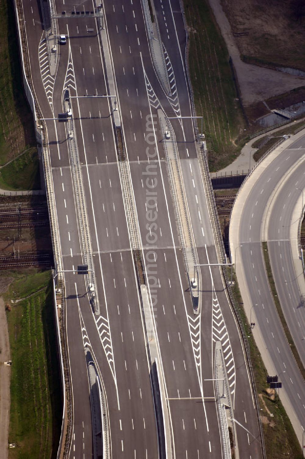 Schönefeld from the bird's eye view: Blick auf den Bereich der Stadtautobahn / Zubringer A113n als südöstliches Tor zur Hauptstadt kurz vor der Verkehrsfreigabe. Unter Berücksichtigung des Flughafens Berlin Brandenburg International wurde eine Verkehrskonzeption für den Ausbau des Straßennetzes im Raum Berlin-Schönefeld erarbeitet, die zwei Stufen umfasste. Die erste Stufe sah den vierstreifigen Ausbau der Bundesstraßen B 96a und B 179 mit der Anbindung des Flughafens über zwei Knotenpunkte vor. Inhalt der zweiten Stufe war der Anschluß der Bundesautobahn A 113 neu an die B 96a und B 179. SCHÜßLER Plan Ingenieurgesellschaft, BATEG, EUROVIA, BERGER