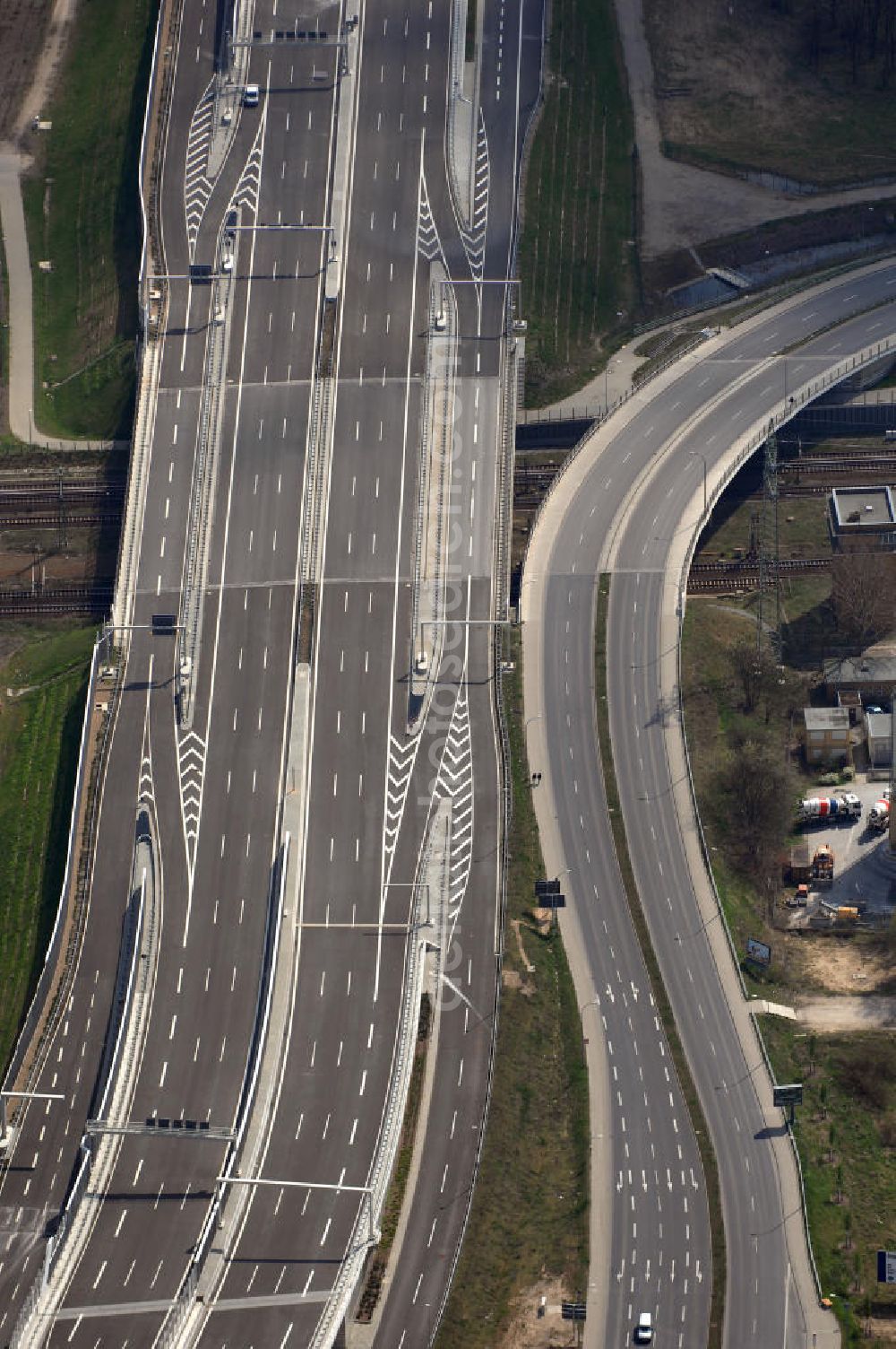 Aerial photograph Schönefeld - Blick auf den Bereich der Stadtautobahn / Zubringer A113n als südöstliches Tor zur Hauptstadt kurz vor der Verkehrsfreigabe. Unter Berücksichtigung des Flughafens Berlin Brandenburg International wurde eine Verkehrskonzeption für den Ausbau des Straßennetzes im Raum Berlin-Schönefeld erarbeitet, die zwei Stufen umfasste. Die erste Stufe sah den vierstreifigen Ausbau der Bundesstraßen B 96a und B 179 mit der Anbindung des Flughafens über zwei Knotenpunkte vor. Inhalt der zweiten Stufe war der Anschluß der Bundesautobahn A 113 neu an die B 96a und B 179. SCHÜßLER Plan Ingenieurgesellschaft, BATEG, EUROVIA, BERGER