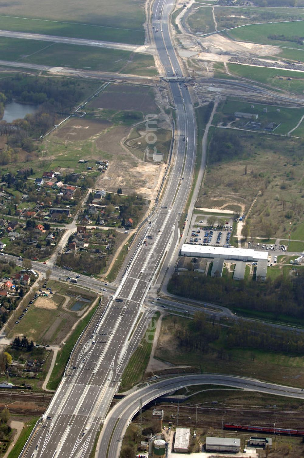 Schönefeld from above - Blick auf den Bereich der Stadtautobahn / Zubringer A113n als südöstliches Tor zur Hauptstadt kurz vor der Verkehrsfreigabe. Unter Berücksichtigung des Flughafens Berlin Brandenburg International wurde eine Verkehrskonzeption für den Ausbau des Straßennetzes im Raum Berlin-Schönefeld erarbeitet, die zwei Stufen umfasste. Die erste Stufe sah den vierstreifigen Ausbau der Bundesstraßen B 96a und B 179 mit der Anbindung des Flughafens über zwei Knotenpunkte vor. Inhalt der zweiten Stufe war der Anschluß der Bundesautobahn A 113 neu an die B 96a und B 179. SCHÜßLER Plan Ingenieurgesellschaft, BATEG, EUROVIA, BERGER