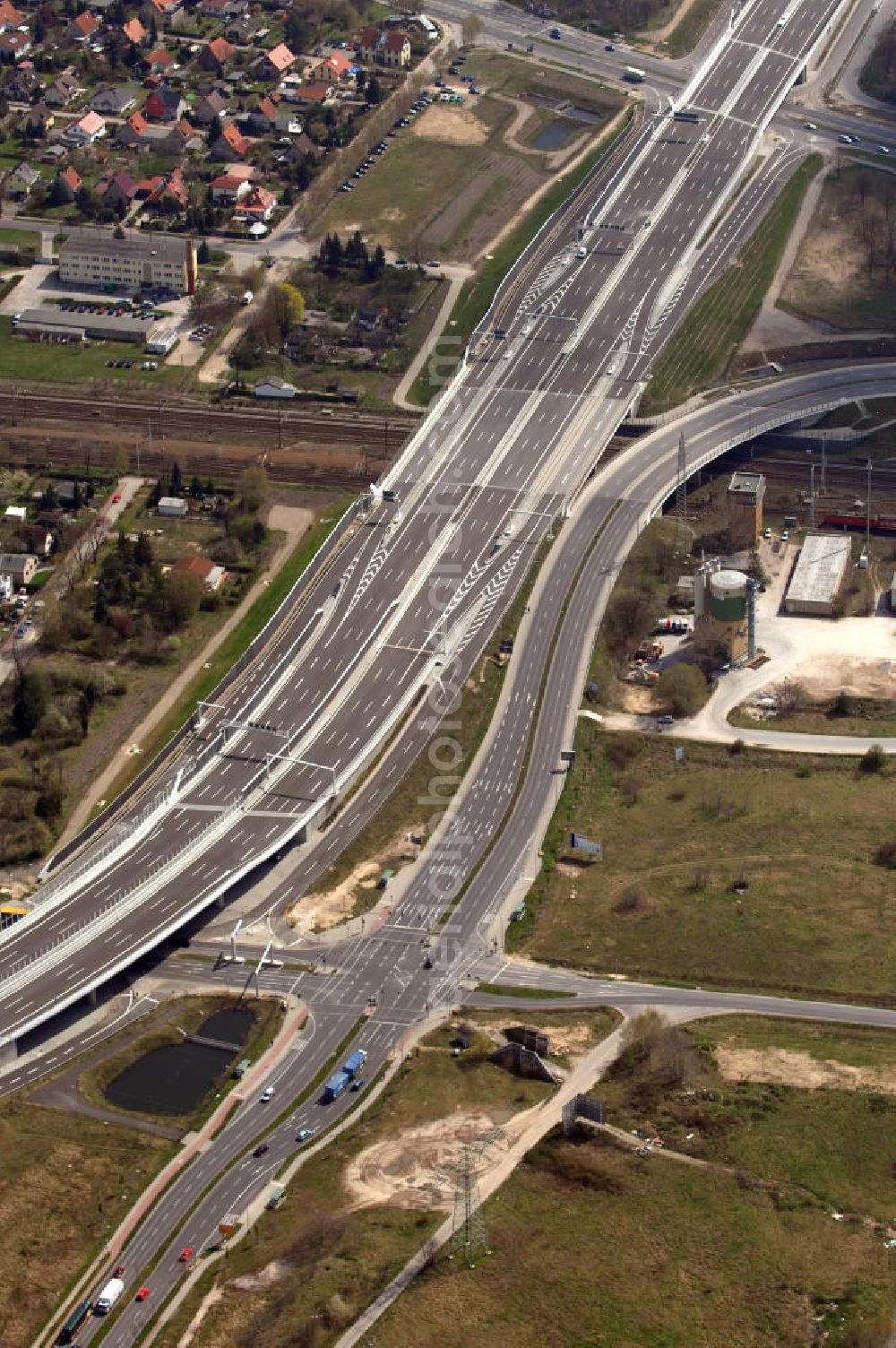 Schönefeld from the bird's eye view: Blick auf den Bereich der Stadtautobahn / Zubringer A113n als südöstliches Tor zur Hauptstadt kurz vor der Verkehrsfreigabe. Unter Berücksichtigung des Flughafens Berlin Brandenburg International wurde eine Verkehrskonzeption für den Ausbau des Straßennetzes im Raum Berlin-Schönefeld erarbeitet, die zwei Stufen umfasste. Die erste Stufe sah den vierstreifigen Ausbau der Bundesstraßen B 96a und B 179 mit der Anbindung des Flughafens über zwei Knotenpunkte vor. Inhalt der zweiten Stufe war der Anschluß der Bundesautobahn A 113 neu an die B 96a und B 179. SCHÜßLER Plan Ingenieurgesellschaft, BATEG, EUROVIA, BERGER