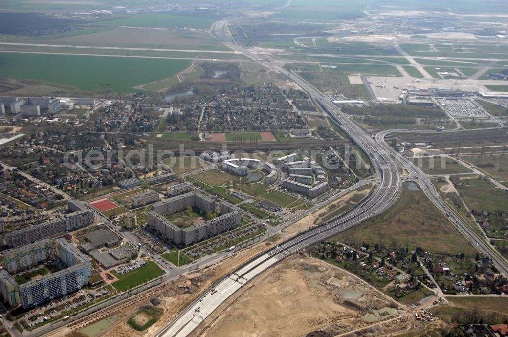 Aerial image Schönefeld - Blick auf den Bereich der Stadtautobahn / Zubringer A113n als südöstliches Tor zur Hauptstadt kurz vor der Verkehrsfreigabe. Unter Berücksichtigung des Flughafens Berlin Brandenburg International wurde eine Verkehrskonzeption für den Ausbau des Straßennetzes im Raum Berlin-Schönefeld erarbeitet, die zwei Stufen umfasste. Die erste Stufe sah den vierstreifigen Ausbau der Bundesstraßen B 96a und B 179 mit der Anbindung des Flughafens über zwei Knotenpunkte vor. Inhalt der zweiten Stufe war der Anschluß der Bundesautobahn A 113 neu an die B 96a und B 179. SCHÜßLER Plan Ingenieurgesellschaft, BATEG, EUROVIA, BERGER