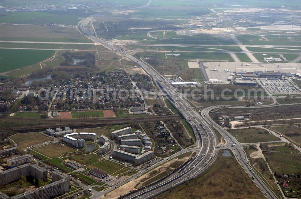 Aerial photograph Schönefeld - Blick auf den Bereich der Stadtautobahn / Zubringer A113n als südöstliches Tor zur Hauptstadt kurz vor der Verkehrsfreigabe. Unter Berücksichtigung des Flughafens Berlin Brandenburg International wurde eine Verkehrskonzeption für den Ausbau des Straßennetzes im Raum Berlin-Schönefeld erarbeitet, die zwei Stufen umfasste. Die erste Stufe sah den vierstreifigen Ausbau der Bundesstraßen B 96a und B 179 mit der Anbindung des Flughafens über zwei Knotenpunkte vor. Inhalt der zweiten Stufe war der Anschluß der Bundesautobahn A 113 neu an die B 96a und B 179. SCHÜßLER Plan Ingenieurgesellschaft, BATEG, EUROVIA, BERGER