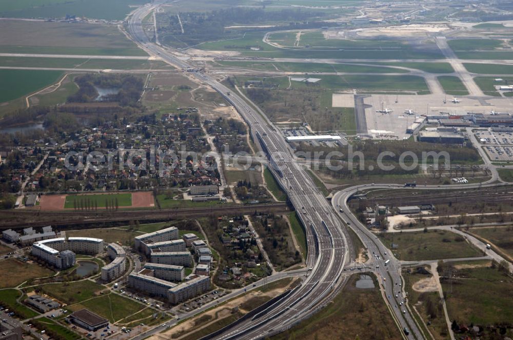 Schönefeld from above - Blick auf den Bereich der Stadtautobahn / Zubringer A113n als südöstliches Tor zur Hauptstadt kurz vor der Verkehrsfreigabe. Unter Berücksichtigung des Flughafens Berlin Brandenburg International wurde eine Verkehrskonzeption für den Ausbau des Straßennetzes im Raum Berlin-Schönefeld erarbeitet, die zwei Stufen umfasste. Die erste Stufe sah den vierstreifigen Ausbau der Bundesstraßen B 96a und B 179 mit der Anbindung des Flughafens über zwei Knotenpunkte vor. Inhalt der zweiten Stufe war der Anschluß der Bundesautobahn A 113 neu an die B 96a und B 179. SCHÜßLER Plan Ingenieurgesellschaft, BATEG, EUROVIA, BERGER