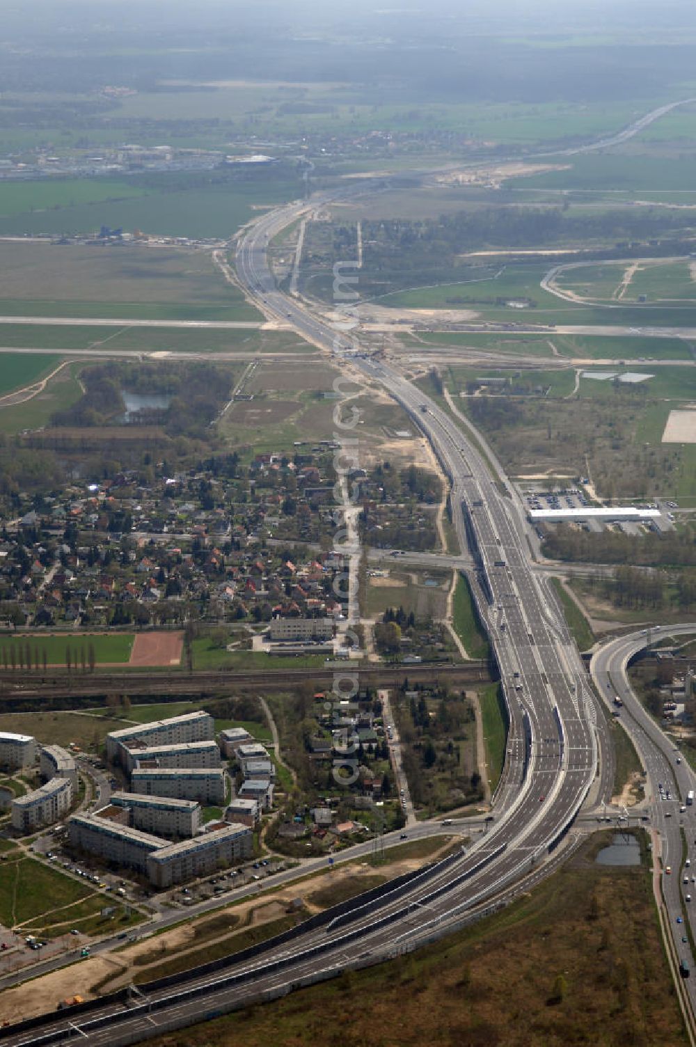 Schönefeld from the bird's eye view: Blick auf den Bereich der Stadtautobahn / Zubringer A113n als südöstliches Tor zur Hauptstadt kurz vor der Verkehrsfreigabe. Unter Berücksichtigung des Flughafens Berlin Brandenburg International wurde eine Verkehrskonzeption für den Ausbau des Straßennetzes im Raum Berlin-Schönefeld erarbeitet, die zwei Stufen umfasste. Die erste Stufe sah den vierstreifigen Ausbau der Bundesstraßen B 96a und B 179 mit der Anbindung des Flughafens über zwei Knotenpunkte vor. Inhalt der zweiten Stufe war der Anschluß der Bundesautobahn A 113 neu an die B 96a und B 179. SCHÜßLER Plan Ingenieurgesellschaft, BATEG, EUROVIA, BERGER