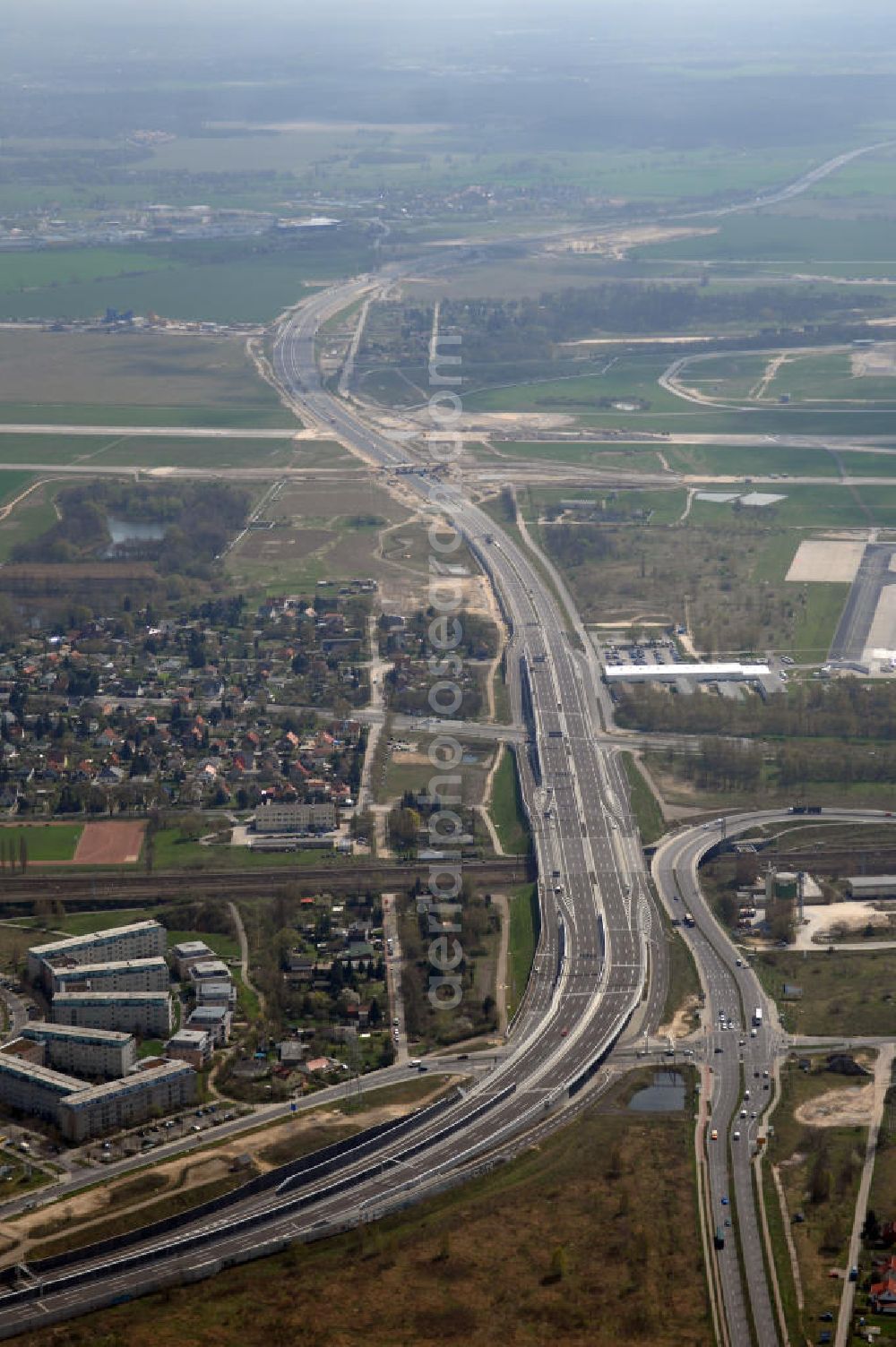 Aerial image Schönefeld - Blick auf den Bereich der Stadtautobahn / Zubringer A113n als südöstliches Tor zur Hauptstadt kurz vor der Verkehrsfreigabe. Unter Berücksichtigung des Flughafens Berlin Brandenburg International wurde eine Verkehrskonzeption für den Ausbau des Straßennetzes im Raum Berlin-Schönefeld erarbeitet, die zwei Stufen umfasste. Die erste Stufe sah den vierstreifigen Ausbau der Bundesstraßen B 96a und B 179 mit der Anbindung des Flughafens über zwei Knotenpunkte vor. Inhalt der zweiten Stufe war der Anschluß der Bundesautobahn A 113 neu an die B 96a und B 179. SCHÜßLER Plan Ingenieurgesellschaft, BATEG, EUROVIA, BERGER