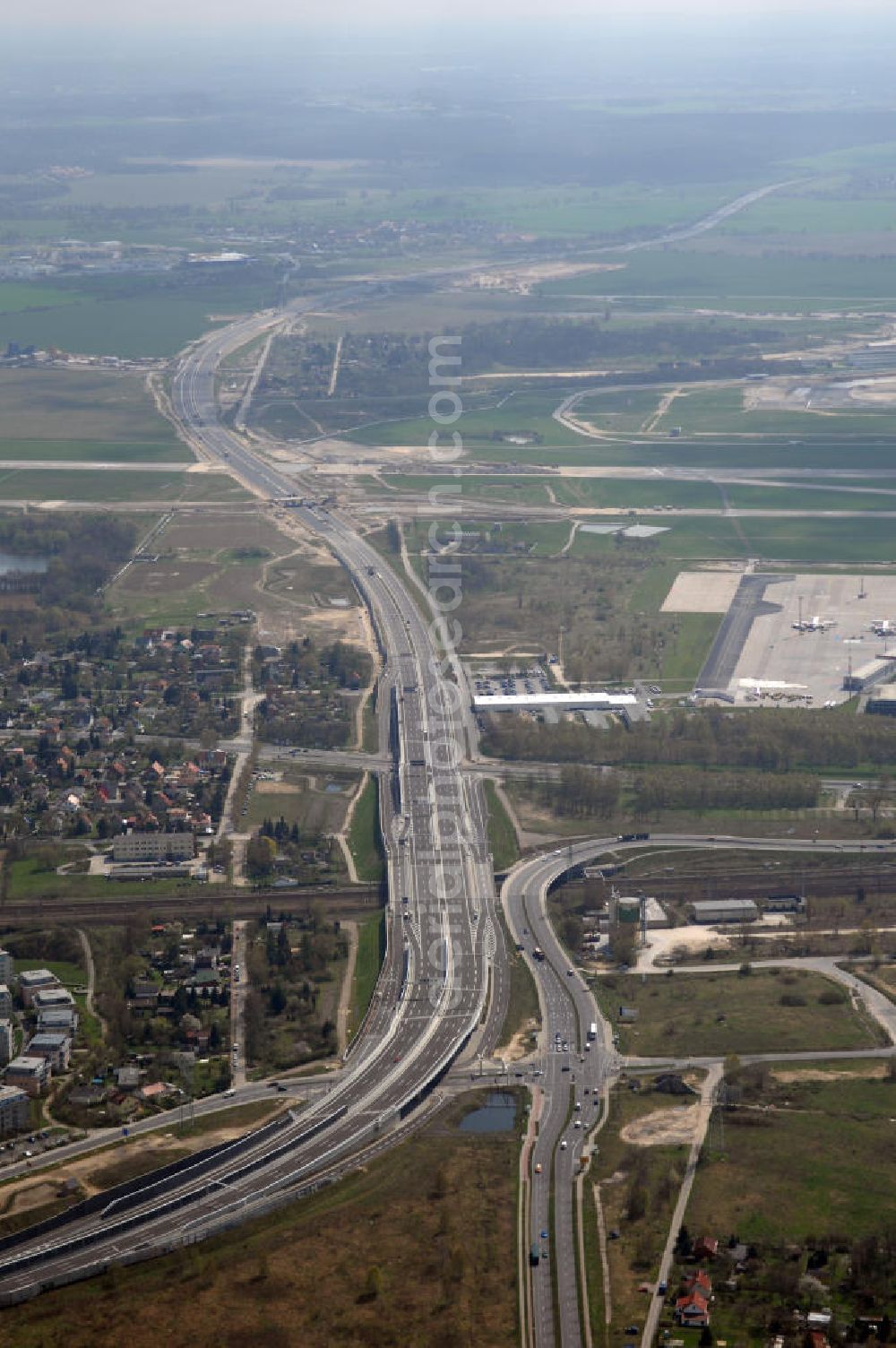 Aerial photograph Schönefeld - Blick auf den Bereich der Stadtautobahn / Zubringer A113n als südöstliches Tor zur Hauptstadt kurz vor der Verkehrsfreigabe. Unter Berücksichtigung des Flughafens Berlin Brandenburg International wurde eine Verkehrskonzeption für den Ausbau des Straßennetzes im Raum Berlin-Schönefeld erarbeitet, die zwei Stufen umfasste. Die erste Stufe sah den vierstreifigen Ausbau der Bundesstraßen B 96a und B 179 mit der Anbindung des Flughafens über zwei Knotenpunkte vor. Inhalt der zweiten Stufe war der Anschluß der Bundesautobahn A 113 neu an die B 96a und B 179. SCHÜßLER Plan Ingenieurgesellschaft, BATEG, EUROVIA, BERGER