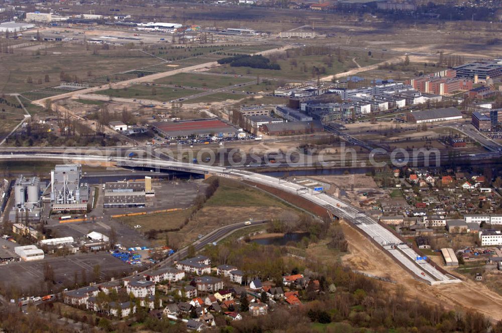 Schönefeld from above - Blick auf den Bereich der Stadtautobahn / Zubringer A113n als südöstliches Tor zur Hauptstadt kurz vor der Verkehrsfreigabe. Unter Berücksichtigung des Flughafens Berlin Brandenburg International wurde eine Verkehrskonzeption für den Ausbau des Straßennetzes im Raum Berlin-Schönefeld erarbeitet, die zwei Stufen umfasste. Die erste Stufe sah den vierstreifigen Ausbau der Bundesstraßen B 96a und B 179 mit der Anbindung des Flughafens über zwei Knotenpunkte vor. Inhalt der zweiten Stufe war der Anschluß der Bundesautobahn A 113 neu an die B 96a und B 179. SCHÜßLER Plan Ingenieurgesellschaft, BATEG, EUROVIA, BERGER