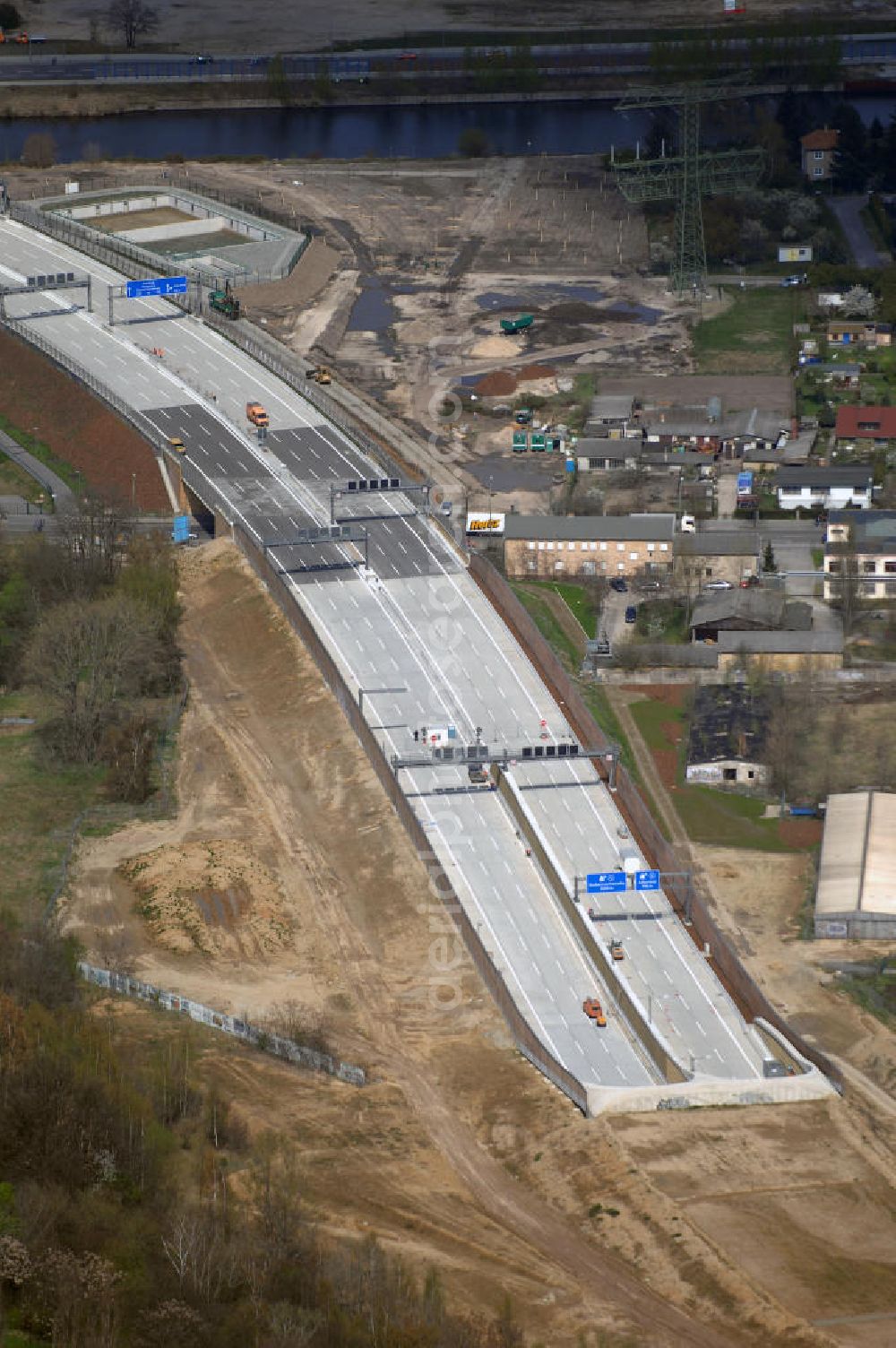 Schönefeld from the bird's eye view: Blick auf den Bereich der Stadtautobahn / Zubringer A113n als südöstliches Tor zur Hauptstadt kurz vor der Verkehrsfreigabe. Unter Berücksichtigung des Flughafens Berlin Brandenburg International wurde eine Verkehrskonzeption für den Ausbau des Straßennetzes im Raum Berlin-Schönefeld erarbeitet, die zwei Stufen umfasste. Die erste Stufe sah den vierstreifigen Ausbau der Bundesstraßen B 96a und B 179 mit der Anbindung des Flughafens über zwei Knotenpunkte vor. Inhalt der zweiten Stufe war der Anschluß der Bundesautobahn A 113 neu an die B 96a und B 179. SCHÜßLER Plan Ingenieurgesellschaft, BATEG, EUROVIA, BERGER