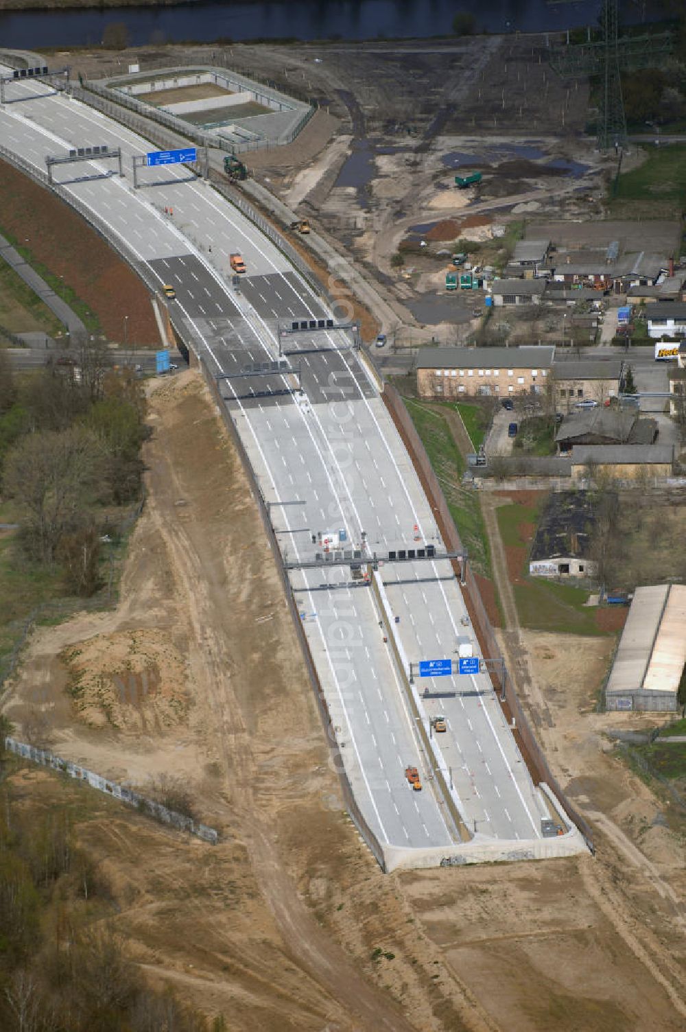 Aerial image Schönefeld - Blick auf den Bereich der Stadtautobahn / Zubringer A113n als südöstliches Tor zur Hauptstadt kurz vor der Verkehrsfreigabe. Unter Berücksichtigung des Flughafens Berlin Brandenburg International wurde eine Verkehrskonzeption für den Ausbau des Straßennetzes im Raum Berlin-Schönefeld erarbeitet, die zwei Stufen umfasste. Die erste Stufe sah den vierstreifigen Ausbau der Bundesstraßen B 96a und B 179 mit der Anbindung des Flughafens über zwei Knotenpunkte vor. Inhalt der zweiten Stufe war der Anschluß der Bundesautobahn A 113 neu an die B 96a und B 179. SCHÜßLER Plan Ingenieurgesellschaft, BATEG, EUROVIA, BERGER