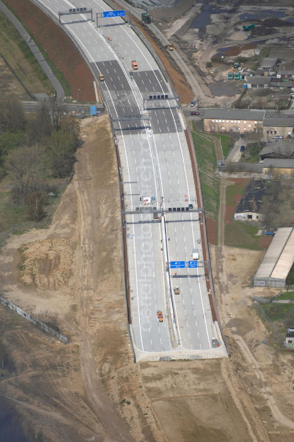 Aerial photograph Schönefeld - Blick auf den Bereich der Stadtautobahn / Zubringer A113n als südöstliches Tor zur Hauptstadt kurz vor der Verkehrsfreigabe. Unter Berücksichtigung des Flughafens Berlin Brandenburg International wurde eine Verkehrskonzeption für den Ausbau des Straßennetzes im Raum Berlin-Schönefeld erarbeitet, die zwei Stufen umfasste. Die erste Stufe sah den vierstreifigen Ausbau der Bundesstraßen B 96a und B 179 mit der Anbindung des Flughafens über zwei Knotenpunkte vor. Inhalt der zweiten Stufe war der Anschluß der Bundesautobahn A 113 neu an die B 96a und B 179. SCHÜßLER Plan Ingenieurgesellschaft, BATEG, EUROVIA, BERGER