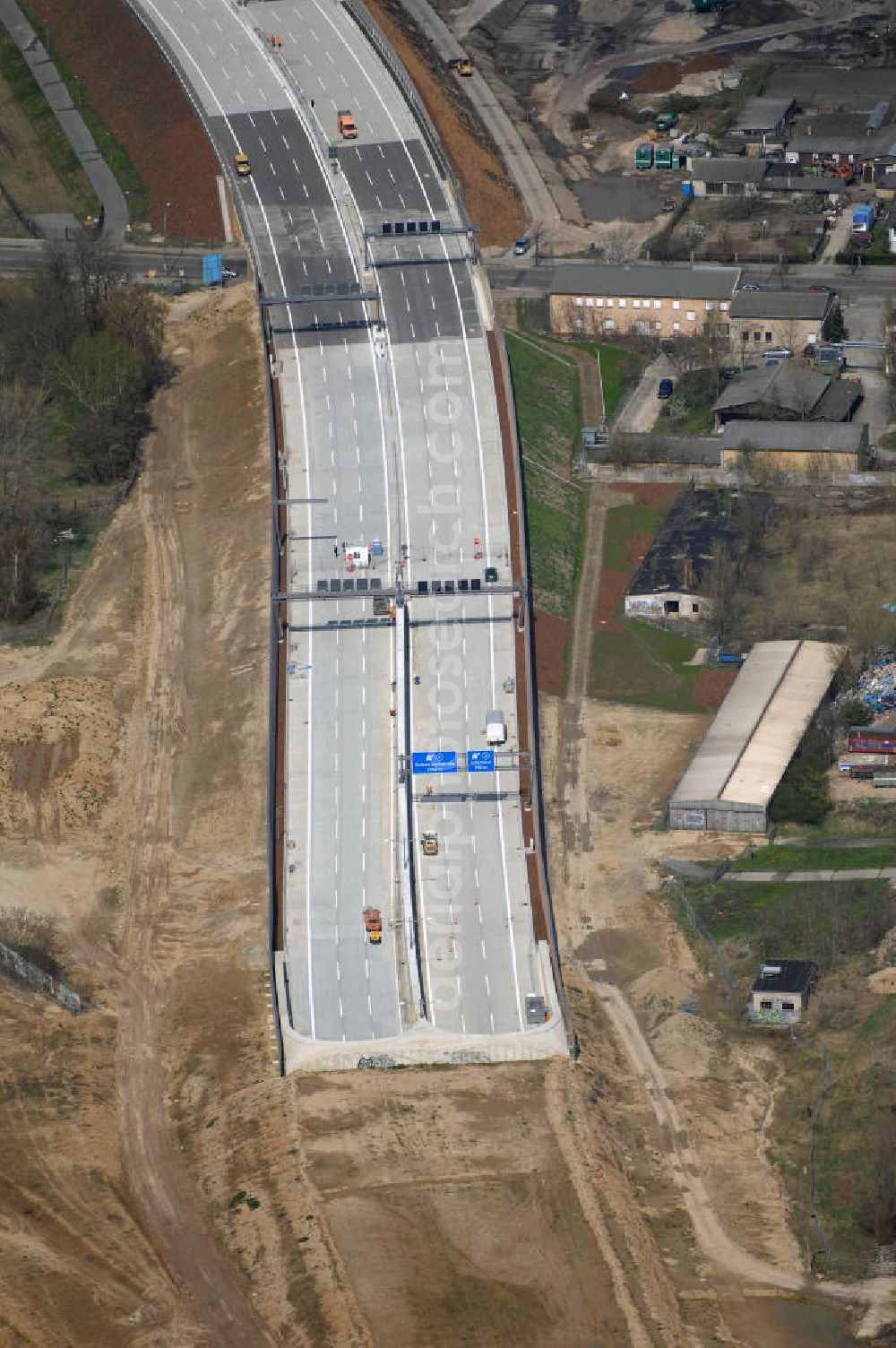 Schönefeld from above - Blick auf den Bereich der Stadtautobahn / Zubringer A113n als südöstliches Tor zur Hauptstadt kurz vor der Verkehrsfreigabe. Unter Berücksichtigung des Flughafens Berlin Brandenburg International wurde eine Verkehrskonzeption für den Ausbau des Straßennetzes im Raum Berlin-Schönefeld erarbeitet, die zwei Stufen umfasste. Die erste Stufe sah den vierstreifigen Ausbau der Bundesstraßen B 96a und B 179 mit der Anbindung des Flughafens über zwei Knotenpunkte vor. Inhalt der zweiten Stufe war der Anschluß der Bundesautobahn A 113 neu an die B 96a und B 179. SCHÜßLER Plan Ingenieurgesellschaft, BATEG, EUROVIA, BERGER