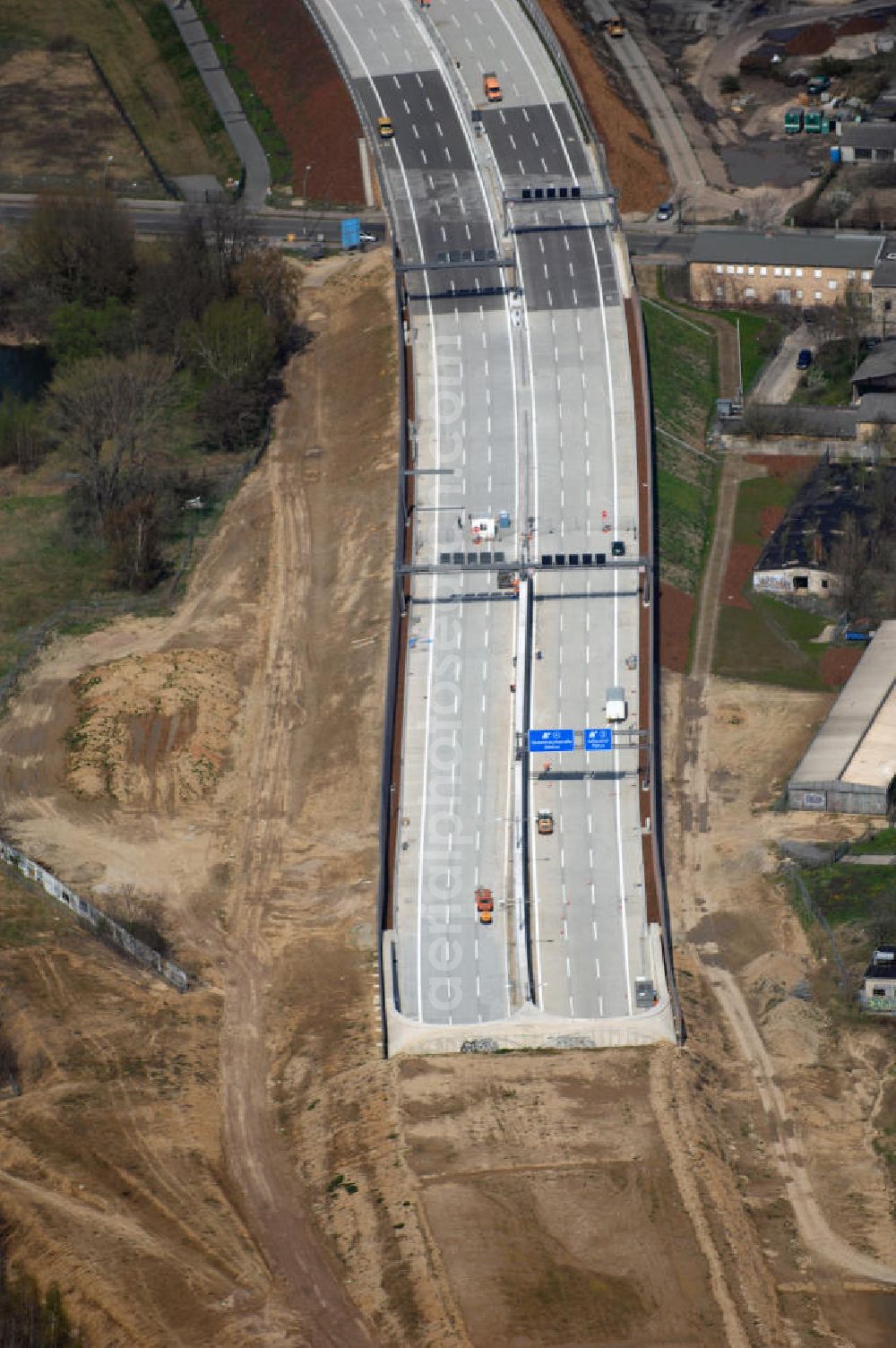 Schönefeld from the bird's eye view: Blick auf den Bereich der Stadtautobahn / Zubringer A113n als südöstliches Tor zur Hauptstadt kurz vor der Verkehrsfreigabe. Unter Berücksichtigung des Flughafens Berlin Brandenburg International wurde eine Verkehrskonzeption für den Ausbau des Straßennetzes im Raum Berlin-Schönefeld erarbeitet, die zwei Stufen umfasste. Die erste Stufe sah den vierstreifigen Ausbau der Bundesstraßen B 96a und B 179 mit der Anbindung des Flughafens über zwei Knotenpunkte vor. Inhalt der zweiten Stufe war der Anschluß der Bundesautobahn A 113 neu an die B 96a und B 179. SCHÜßLER Plan Ingenieurgesellschaft, BATEG, EUROVIA, BERGER