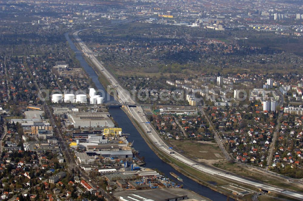 Aerial image Schönefeld - Blick auf den Bereich der Stadtautobahn / Zubringer A113n als südöstliches Tor zur Hauptstadt kurz vor der Verkehrsfreigabe. Unter Berücksichtigung des Flughafens Berlin Brandenburg International wurde eine Verkehrskonzeption für den Ausbau des Straßennetzes im Raum Berlin-Schönefeld erarbeitet, die zwei Stufen umfasste. Die erste Stufe sah den vierstreifigen Ausbau der Bundesstraßen B 96a und B 179 mit der Anbindung des Flughafens über zwei Knotenpunkte vor. Inhalt der zweiten Stufe war der Anschluß der Bundesautobahn A 113 neu an die B 96a und B 179. SCHÜßLER Plan Ingenieurgesellschaft, BATEG, EUROVIA, BERGER