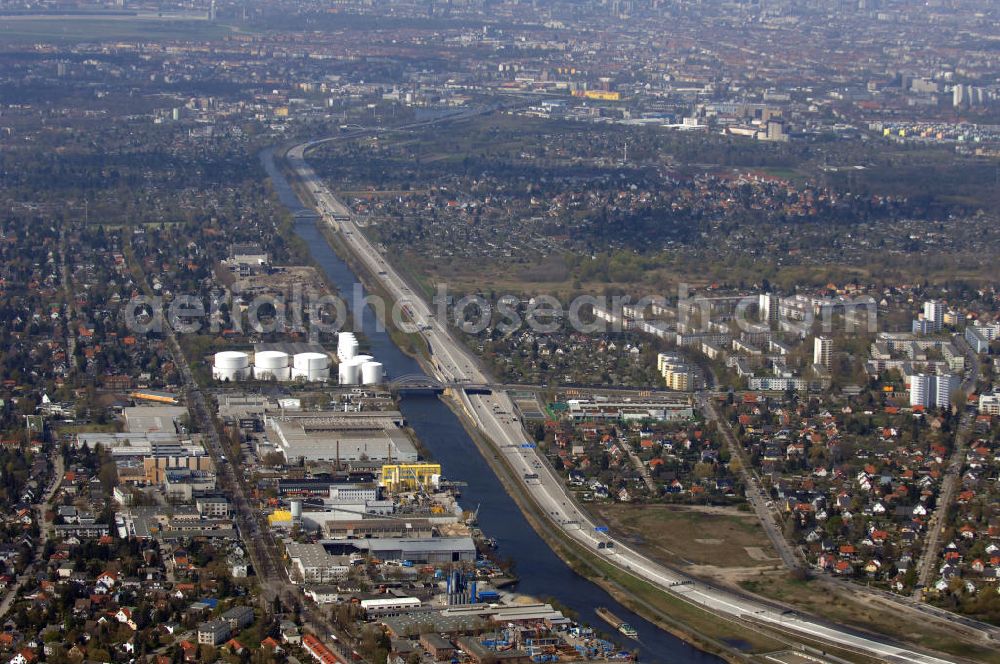 Aerial photograph Schönefeld - Blick auf den Bereich der Stadtautobahn / Zubringer A113n als südöstliches Tor zur Hauptstadt kurz vor der Verkehrsfreigabe. Unter Berücksichtigung des Flughafens Berlin Brandenburg International wurde eine Verkehrskonzeption für den Ausbau des Straßennetzes im Raum Berlin-Schönefeld erarbeitet, die zwei Stufen umfasste. Die erste Stufe sah den vierstreifigen Ausbau der Bundesstraßen B 96a und B 179 mit der Anbindung des Flughafens über zwei Knotenpunkte vor. Inhalt der zweiten Stufe war der Anschluß der Bundesautobahn A 113 neu an die B 96a und B 179. SCHÜßLER Plan Ingenieurgesellschaft, BATEG, EUROVIA, BERGER