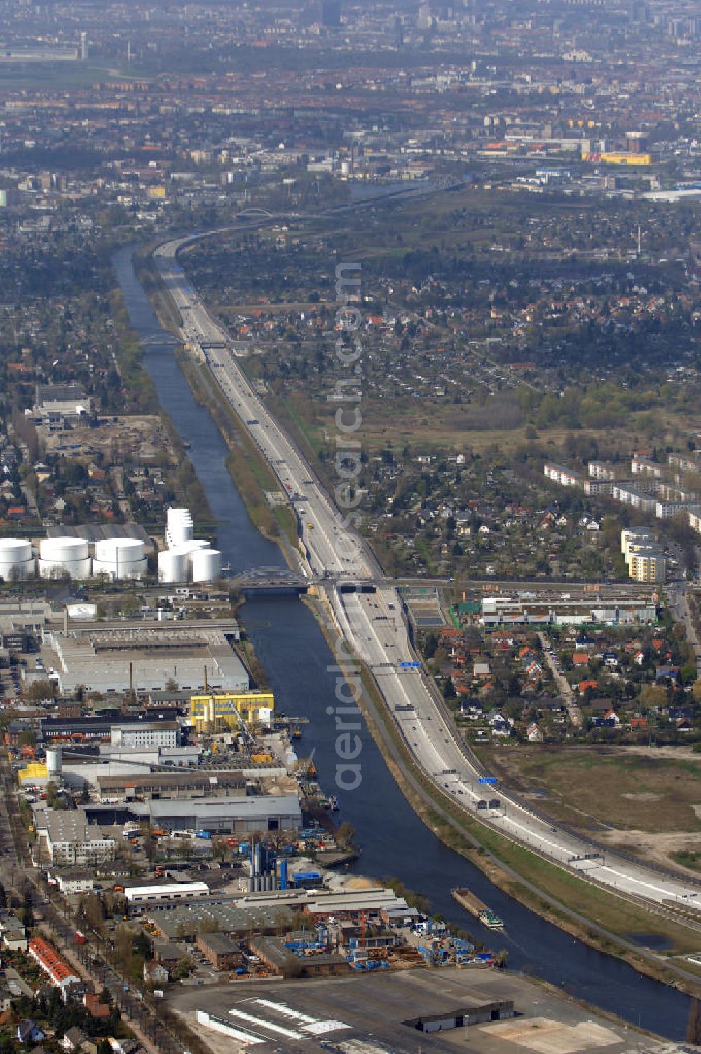 Schönefeld from above - Blick auf den Bereich der Stadtautobahn / Zubringer A113n als südöstliches Tor zur Hauptstadt kurz vor der Verkehrsfreigabe. Unter Berücksichtigung des Flughafens Berlin Brandenburg International wurde eine Verkehrskonzeption für den Ausbau des Straßennetzes im Raum Berlin-Schönefeld erarbeitet, die zwei Stufen umfasste. Die erste Stufe sah den vierstreifigen Ausbau der Bundesstraßen B 96a und B 179 mit der Anbindung des Flughafens über zwei Knotenpunkte vor. Inhalt der zweiten Stufe war der Anschluß der Bundesautobahn A 113 neu an die B 96a und B 179. SCHÜßLER Plan Ingenieurgesellschaft, BATEG, EUROVIA, BERGER