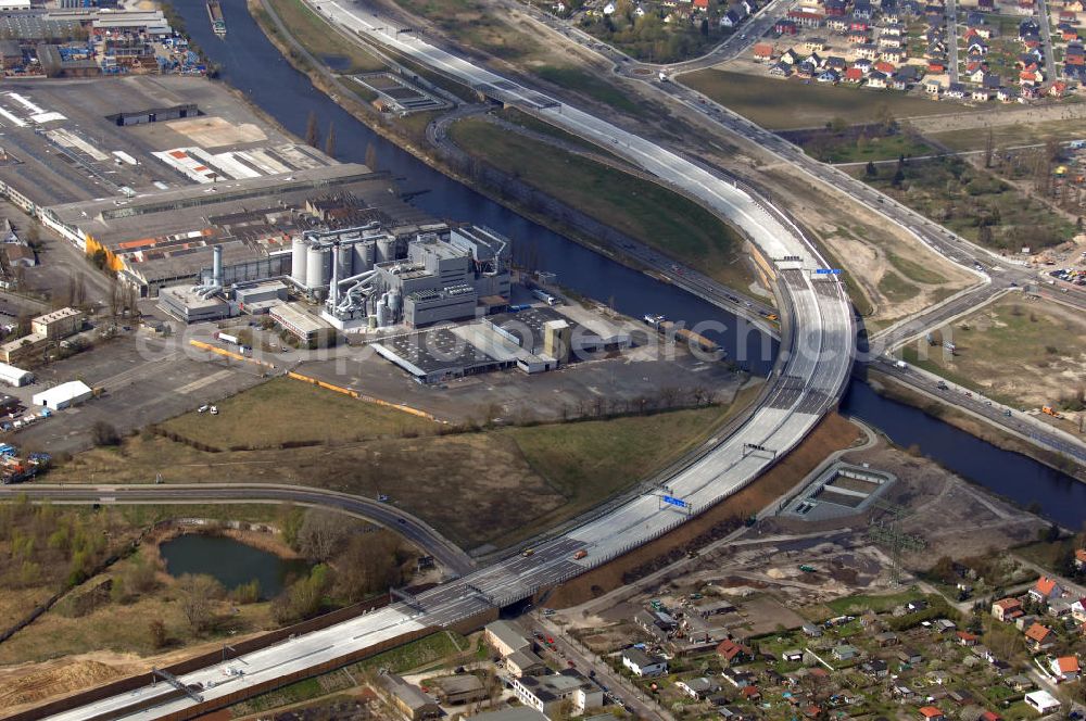 Schönefeld from the bird's eye view: Blick auf den Bereich der Stadtautobahn / Zubringer A113n als südöstliches Tor zur Hauptstadt kurz vor der Verkehrsfreigabe. Unter Berücksichtigung des Flughafens Berlin Brandenburg International wurde eine Verkehrskonzeption für den Ausbau des Straßennetzes im Raum Berlin-Schönefeld erarbeitet, die zwei Stufen umfasste. Die erste Stufe sah den vierstreifigen Ausbau der Bundesstraßen B 96a und B 179 mit der Anbindung des Flughafens über zwei Knotenpunkte vor. Inhalt der zweiten Stufe war der Anschluß der Bundesautobahn A 113 neu an die B 96a und B 179. SCHÜßLER Plan Ingenieurgesellschaft, BATEG, EUROVIA, BERGER