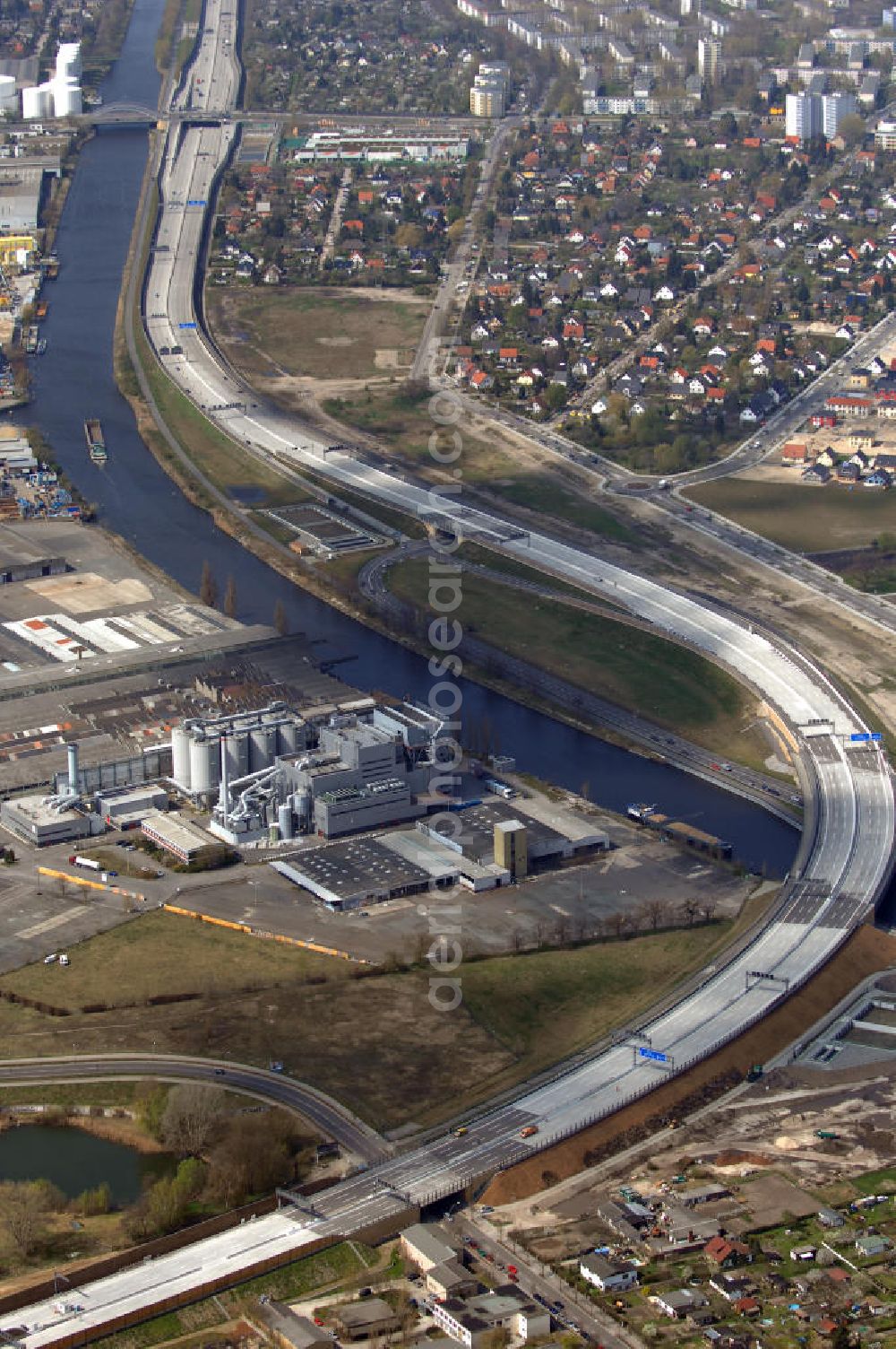 Aerial image Schönefeld - Blick auf den Bereich der Stadtautobahn / Zubringer A113n als südöstliches Tor zur Hauptstadt kurz vor der Verkehrsfreigabe. Unter Berücksichtigung des Flughafens Berlin Brandenburg International wurde eine Verkehrskonzeption für den Ausbau des Straßennetzes im Raum Berlin-Schönefeld erarbeitet, die zwei Stufen umfasste. Die erste Stufe sah den vierstreifigen Ausbau der Bundesstraßen B 96a und B 179 mit der Anbindung des Flughafens über zwei Knotenpunkte vor. Inhalt der zweiten Stufe war der Anschluß der Bundesautobahn A 113 neu an die B 96a und B 179. SCHÜßLER Plan Ingenieurgesellschaft, BATEG, EUROVIA, BERGER