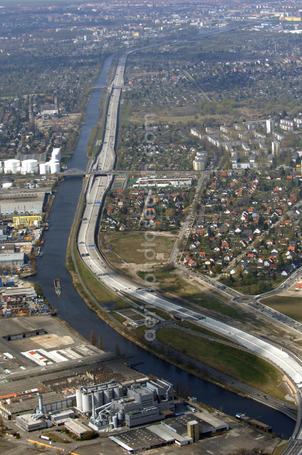 Aerial photograph Schönefeld - Blick auf den Bereich der Stadtautobahn / Zubringer A113n als südöstliches Tor zur Hauptstadt kurz vor der Verkehrsfreigabe. Unter Berücksichtigung des Flughafens Berlin Brandenburg International wurde eine Verkehrskonzeption für den Ausbau des Straßennetzes im Raum Berlin-Schönefeld erarbeitet, die zwei Stufen umfasste. Die erste Stufe sah den vierstreifigen Ausbau der Bundesstraßen B 96a und B 179 mit der Anbindung des Flughafens über zwei Knotenpunkte vor. Inhalt der zweiten Stufe war der Anschluß der Bundesautobahn A 113 neu an die B 96a und B 179. SCHÜßLER Plan Ingenieurgesellschaft, BATEG, EUROVIA, BERGER