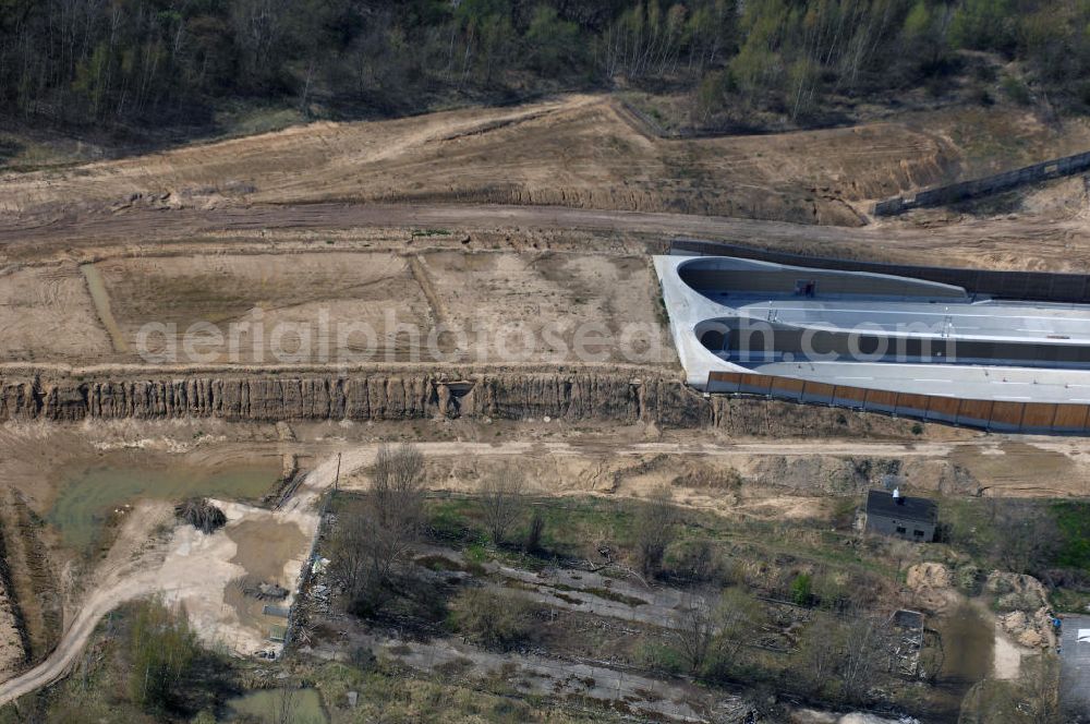 Schönefeld from above - Blick auf den Bereich der Stadtautobahn / Zubringer A113n als südöstliches Tor zur Hauptstadt kurz vor der Verkehrsfreigabe. Unter Berücksichtigung des Flughafens Berlin Brandenburg International wurde eine Verkehrskonzeption für den Ausbau des Straßennetzes im Raum Berlin-Schönefeld erarbeitet, die zwei Stufen umfasste. Die erste Stufe sah den vierstreifigen Ausbau der Bundesstraßen B 96a und B 179 mit der Anbindung des Flughafens über zwei Knotenpunkte vor. Inhalt der zweiten Stufe war der Anschluß der Bundesautobahn A 113 neu an die B 96a und B 179. SCHÜßLER Plan Ingenieurgesellschaft, BATEG, EUROVIA, BERGER