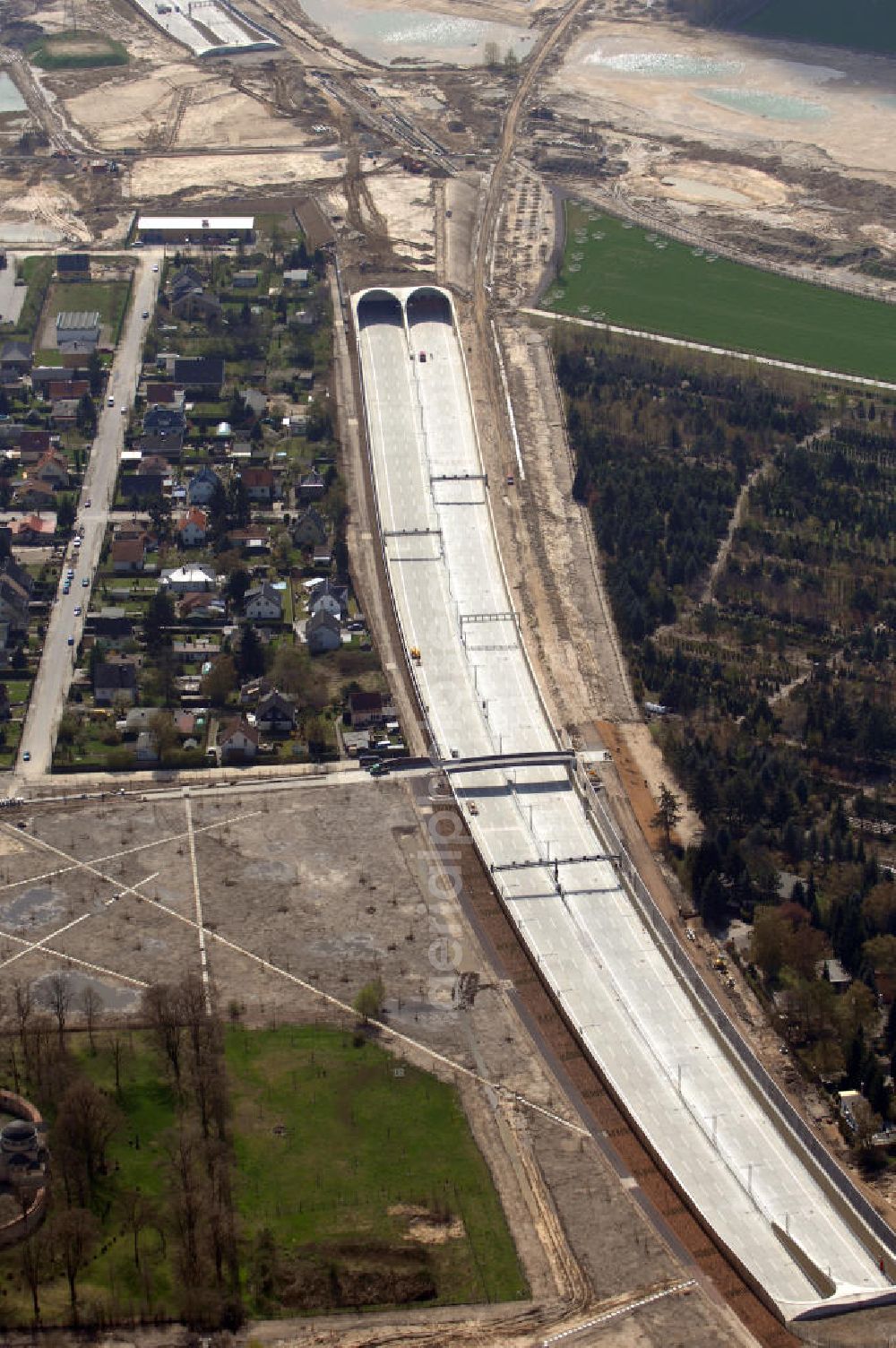 Aerial image Schönefeld - Blick auf den Bereich der Stadtautobahn / Zubringer A113n als südöstliches Tor zur Hauptstadt kurz vor der Verkehrsfreigabe. Unter Berücksichtigung des Flughafens Berlin Brandenburg International wurde eine Verkehrskonzeption für den Ausbau des Straßennetzes im Raum Berlin-Schönefeld erarbeitet, die zwei Stufen umfasste. Die erste Stufe sah den vierstreifigen Ausbau der Bundesstraßen B 96a und B 179 mit der Anbindung des Flughafens über zwei Knotenpunkte vor. Inhalt der zweiten Stufe war der Anschluß der Bundesautobahn A 113 neu an die B 96a und B 179. SCHÜßLER Plan Ingenieurgesellschaft, BATEG, EUROVIA, BERGER