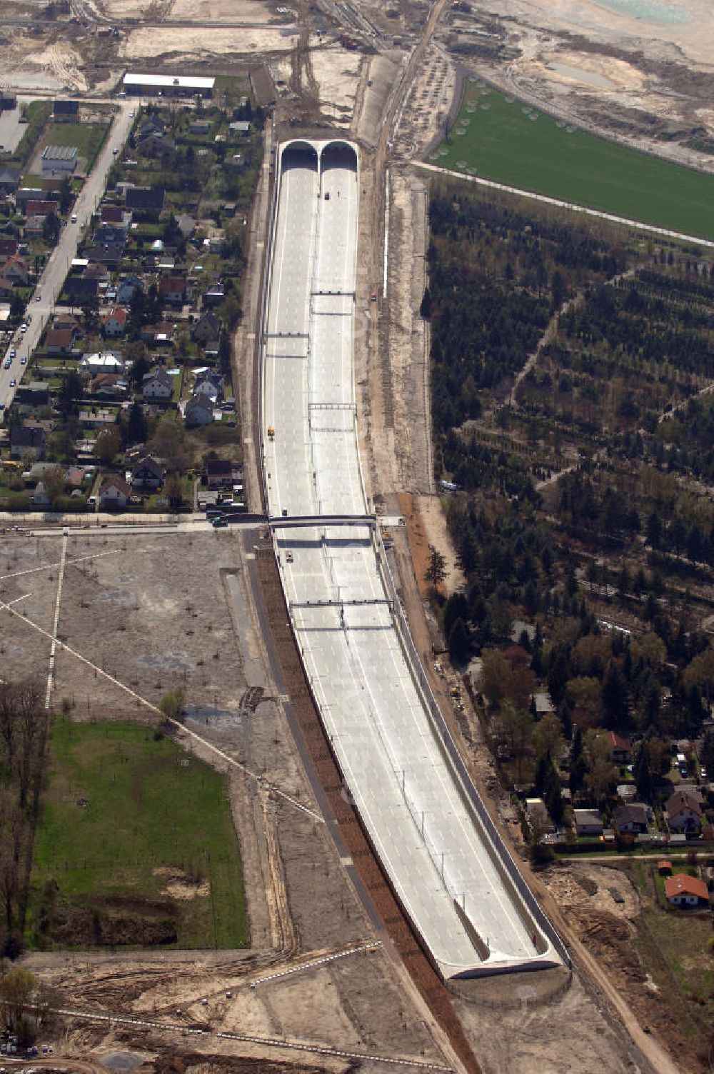 Aerial photograph Schönefeld - Blick auf den Bereich der Stadtautobahn / Zubringer A113n als südöstliches Tor zur Hauptstadt kurz vor der Verkehrsfreigabe. Unter Berücksichtigung des Flughafens Berlin Brandenburg International wurde eine Verkehrskonzeption für den Ausbau des Straßennetzes im Raum Berlin-Schönefeld erarbeitet, die zwei Stufen umfasste. Die erste Stufe sah den vierstreifigen Ausbau der Bundesstraßen B 96a und B 179 mit der Anbindung des Flughafens über zwei Knotenpunkte vor. Inhalt der zweiten Stufe war der Anschluß der Bundesautobahn A 113 neu an die B 96a und B 179. SCHÜßLER Plan Ingenieurgesellschaft, BATEG, EUROVIA, BERGER