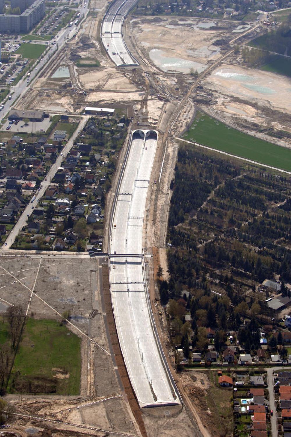 Schönefeld from above - Blick auf den Bereich der Stadtautobahn / Zubringer A113n als südöstliches Tor zur Hauptstadt kurz vor der Verkehrsfreigabe. Unter Berücksichtigung des Flughafens Berlin Brandenburg International wurde eine Verkehrskonzeption für den Ausbau des Straßennetzes im Raum Berlin-Schönefeld erarbeitet, die zwei Stufen umfasste. Die erste Stufe sah den vierstreifigen Ausbau der Bundesstraßen B 96a und B 179 mit der Anbindung des Flughafens über zwei Knotenpunkte vor. Inhalt der zweiten Stufe war der Anschluß der Bundesautobahn A 113 neu an die B 96a und B 179. SCHÜßLER Plan Ingenieurgesellschaft, BATEG, EUROVIA, BERGER