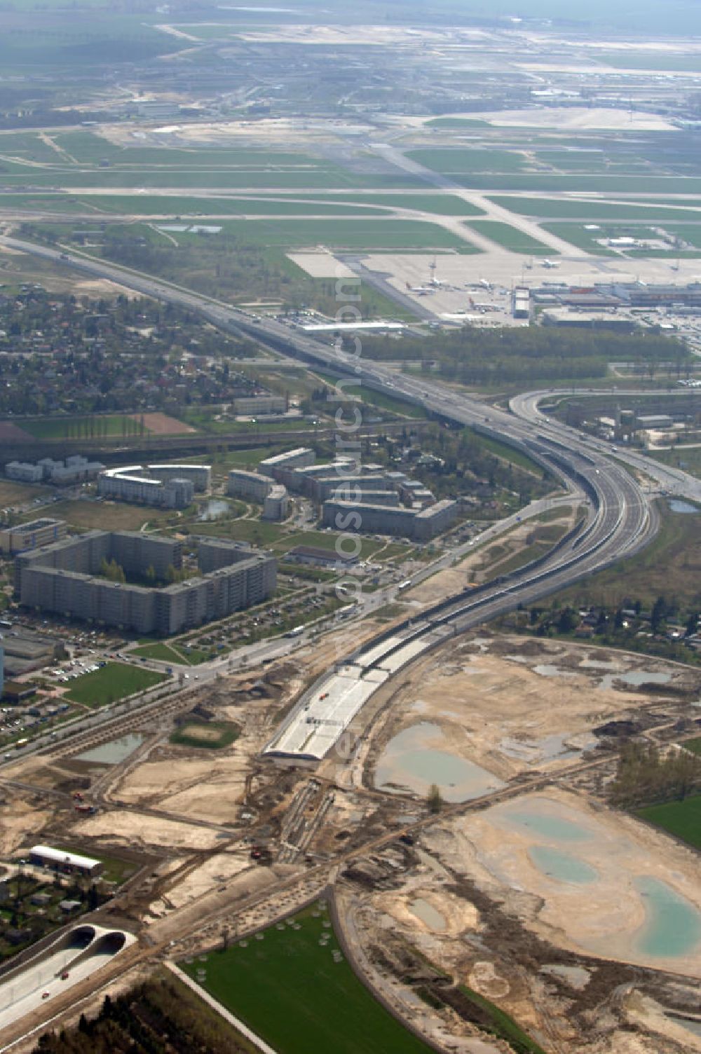 Schönefeld from the bird's eye view: Blick auf den Bereich der Stadtautobahn / Zubringer A113n als südöstliches Tor zur Hauptstadt kurz vor der Verkehrsfreigabe. Unter Berücksichtigung des Flughafens Berlin Brandenburg International wurde eine Verkehrskonzeption für den Ausbau des Straßennetzes im Raum Berlin-Schönefeld erarbeitet, die zwei Stufen umfasste. Die erste Stufe sah den vierstreifigen Ausbau der Bundesstraßen B 96a und B 179 mit der Anbindung des Flughafens über zwei Knotenpunkte vor. Inhalt der zweiten Stufe war der Anschluß der Bundesautobahn A 113 neu an die B 96a und B 179. SCHÜßLER Plan Ingenieurgesellschaft, BATEG, EUROVIA, BERGER