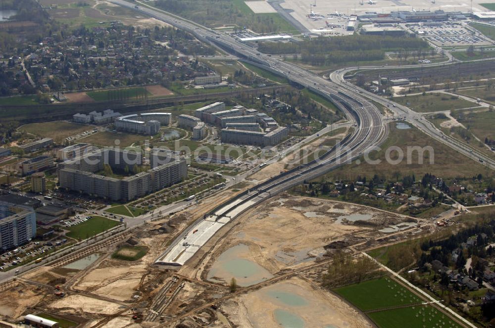 Aerial image Schönefeld - Blick auf den Bereich der Stadtautobahn / Zubringer A113n als südöstliches Tor zur Hauptstadt kurz vor der Verkehrsfreigabe. Unter Berücksichtigung des Flughafens Berlin Brandenburg International wurde eine Verkehrskonzeption für den Ausbau des Straßennetzes im Raum Berlin-Schönefeld erarbeitet, die zwei Stufen umfasste. Die erste Stufe sah den vierstreifigen Ausbau der Bundesstraßen B 96a und B 179 mit der Anbindung des Flughafens über zwei Knotenpunkte vor. Inhalt der zweiten Stufe war der Anschluß der Bundesautobahn A 113 neu an die B 96a und B 179. SCHÜßLER Plan Ingenieurgesellschaft, BATEG, EUROVIA, BERGER