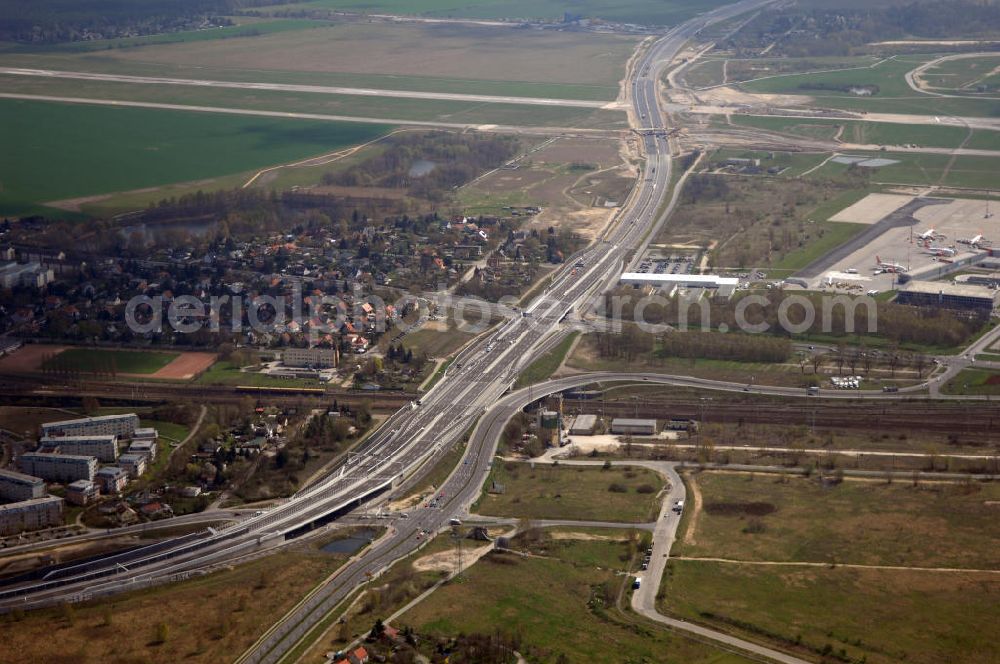 Aerial photograph Schönefeld - Blick auf den Bereich der Stadtautobahn / Zubringer A113n als südöstliches Tor zur Hauptstadt kurz vor der Verkehrsfreigabe. Unter Berücksichtigung des Flughafens Berlin Brandenburg International wurde eine Verkehrskonzeption für den Ausbau des Straßennetzes im Raum Berlin-Schönefeld erarbeitet, die zwei Stufen umfasste. Die erste Stufe sah den vierstreifigen Ausbau der Bundesstraßen B 96a und B 179 mit der Anbindung des Flughafens über zwei Knotenpunkte vor. Inhalt der zweiten Stufe war der Anschluß der Bundesautobahn A 113 neu an die B 96a und B 179. SCHÜßLER Plan Ingenieurgesellschaft, BATEG, EUROVIA, BERGER