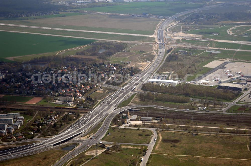 Schönefeld from above - Blick auf den Bereich der Stadtautobahn / Zubringer A113n als südöstliches Tor zur Hauptstadt kurz vor der Verkehrsfreigabe. Unter Berücksichtigung des Flughafens Berlin Brandenburg International wurde eine Verkehrskonzeption für den Ausbau des Straßennetzes im Raum Berlin-Schönefeld erarbeitet, die zwei Stufen umfasste. Die erste Stufe sah den vierstreifigen Ausbau der Bundesstraßen B 96a und B 179 mit der Anbindung des Flughafens über zwei Knotenpunkte vor. Inhalt der zweiten Stufe war der Anschluß der Bundesautobahn A 113 neu an die B 96a und B 179. SCHÜßLER Plan Ingenieurgesellschaft, BATEG, EUROVIA, BERGER