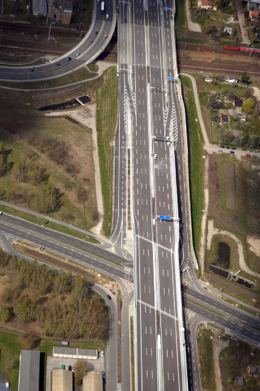 Schönefeld from the bird's eye view: Blick auf den Bereich der Stadtautobahn / Zubringer A113n als südöstliches Tor zur Hauptstadt kurz vor der Verkehrsfreigabe. Unter Berücksichtigung des Flughafens Berlin Brandenburg International wurde eine Verkehrskonzeption für den Ausbau des Straßennetzes im Raum Berlin-Schönefeld erarbeitet, die zwei Stufen umfasste. Die erste Stufe sah den vierstreifigen Ausbau der Bundesstraßen B 96a und B 179 mit der Anbindung des Flughafens über zwei Knotenpunkte vor. Inhalt der zweiten Stufe war der Anschluß der Bundesautobahn A 113 neu an die B 96a und B 179. SCHÜßLER Plan Ingenieurgesellschaft, BATEG, EUROVIA, BERGER