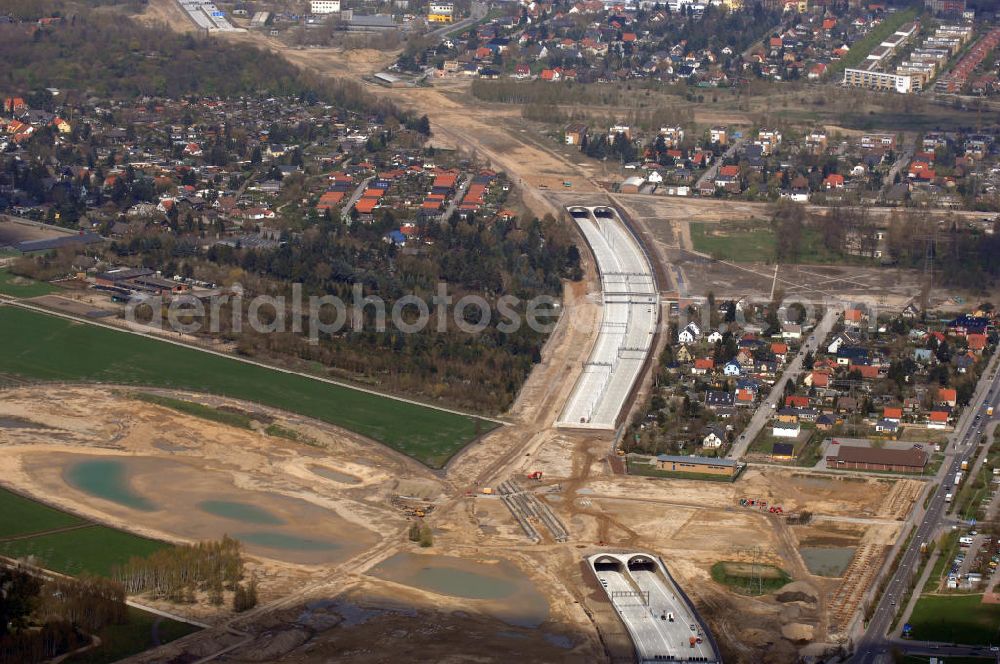 Aerial image Schönefeld - Blick auf den Bereich der Stadtautobahn / Zubringer A113n als südöstliches Tor zur Hauptstadt kurz vor der Verkehrsfreigabe. Unter Berücksichtigung des Flughafens Berlin Brandenburg International wurde eine Verkehrskonzeption für den Ausbau des Straßennetzes im Raum Berlin-Schönefeld erarbeitet, die zwei Stufen umfasste. Die erste Stufe sah den vierstreifigen Ausbau der Bundesstraßen B 96a und B 179 mit der Anbindung des Flughafens über zwei Knotenpunkte vor. Inhalt der zweiten Stufe war der Anschluß der Bundesautobahn A 113 neu an die B 96a und B 179. SCHÜßLER Plan Ingenieurgesellschaft, BATEG, EUROVIA, BERGER