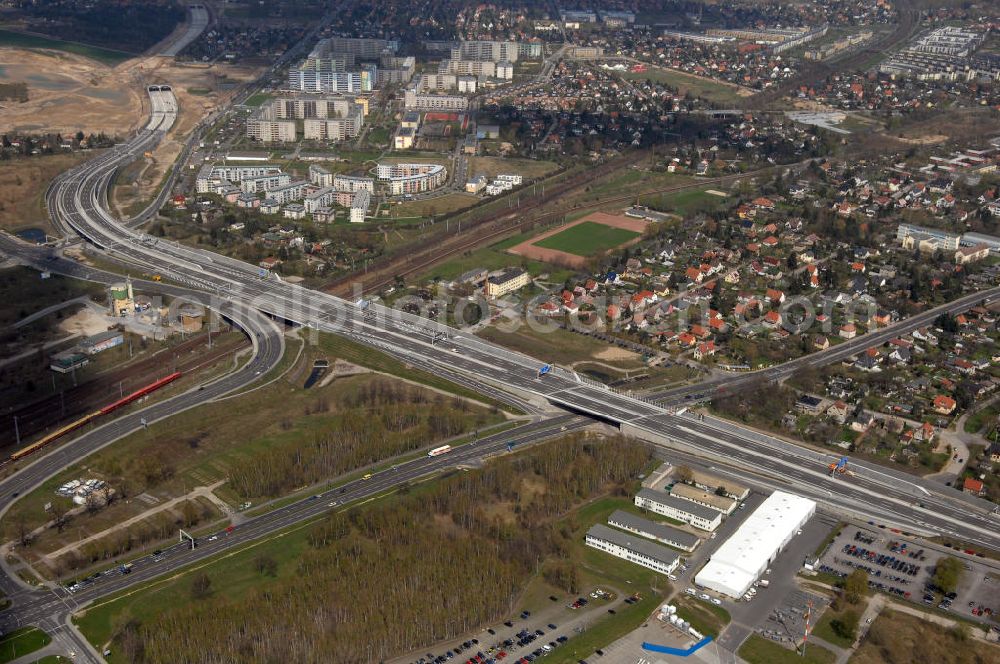 Schönefeld from above - Blick auf den Bereich der Stadtautobahn / Zubringer A113n als südöstliches Tor zur Hauptstadt kurz vor der Verkehrsfreigabe. Unter Berücksichtigung des Flughafens Berlin Brandenburg International wurde eine Verkehrskonzeption für den Ausbau des Straßennetzes im Raum Berlin-Schönefeld erarbeitet, die zwei Stufen umfasste. Die erste Stufe sah den vierstreifigen Ausbau der Bundesstraßen B 96a und B 179 mit der Anbindung des Flughafens über zwei Knotenpunkte vor. Inhalt der zweiten Stufe war der Anschluß der Bundesautobahn A 113 neu an die B 96a und B 179. SCHÜßLER Plan Ingenieurgesellschaft, BATEG, EUROVIA, BERGER