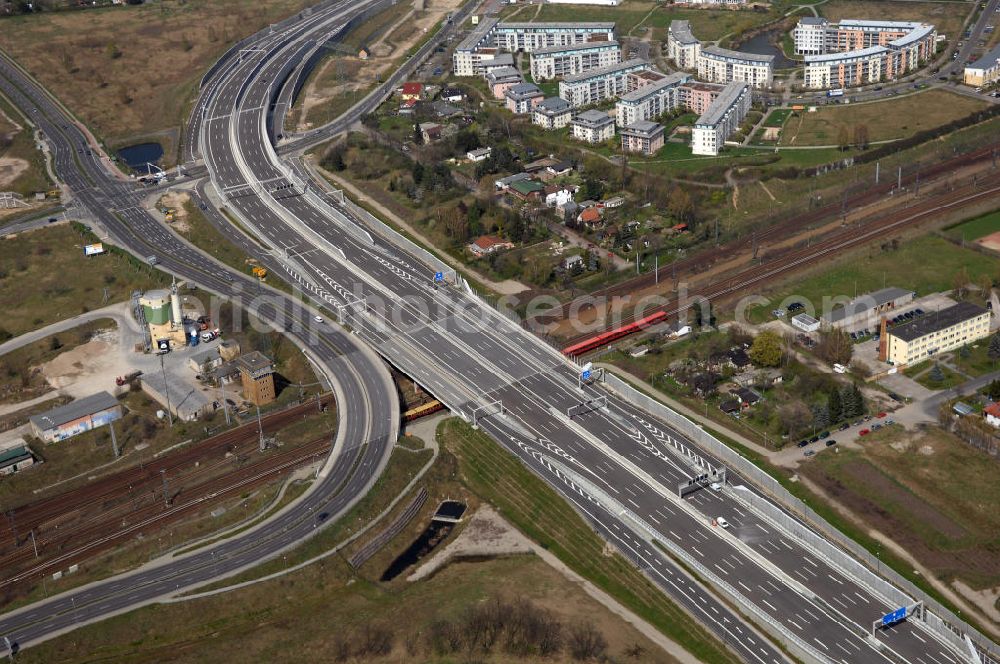 Schönefeld from above - Blick auf den Bereich der Stadtautobahn / Zubringer A113n als südöstliches Tor zur Hauptstadt kurz vor der Verkehrsfreigabe. Unter Berücksichtigung des Flughafens Berlin Brandenburg International wurde eine Verkehrskonzeption für den Ausbau des Straßennetzes im Raum Berlin-Schönefeld erarbeitet, die zwei Stufen umfasste. Die erste Stufe sah den vierstreifigen Ausbau der Bundesstraßen B 96a und B 179 mit der Anbindung des Flughafens über zwei Knotenpunkte vor. Inhalt der zweiten Stufe war der Anschluß der Bundesautobahn A 113 neu an die B 96a und B 179. SCHÜßLER Plan Ingenieurgesellschaft, BATEG, EUROVIA, BERGER