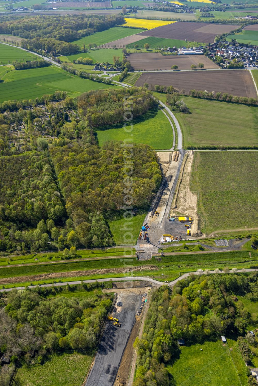 Aerial photograph Bergkamen - Expansion of the bypass - bypass Kuhbachbruecke on the L821n between Erich-Ollenhauer-Strasse and Luenener Strasse at the In der Schlenke industrial estate in Bergkamen in the Ruhr area in the federal state of North Rhine-Westphalia, Germany